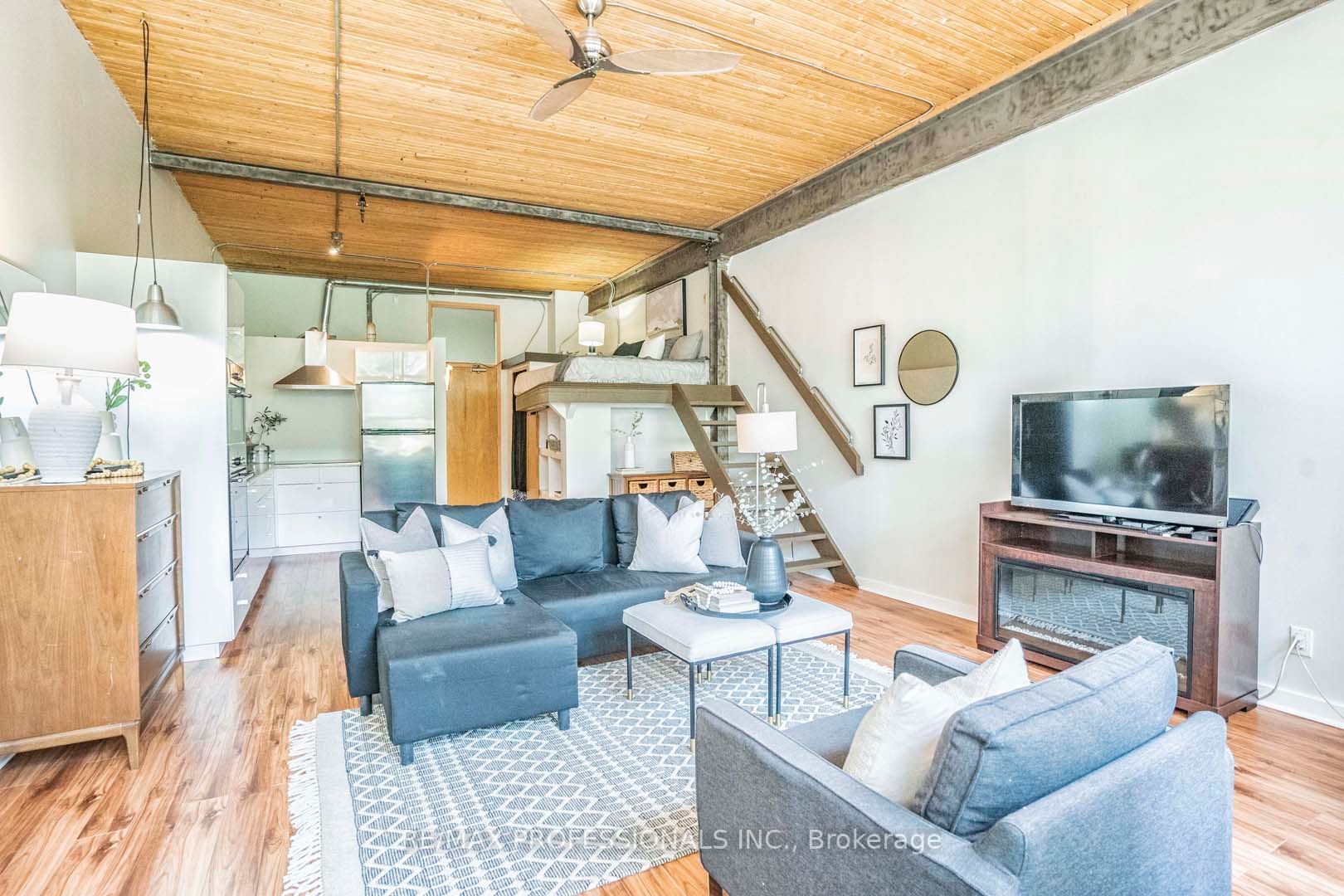 365 Dundas St E, #220
