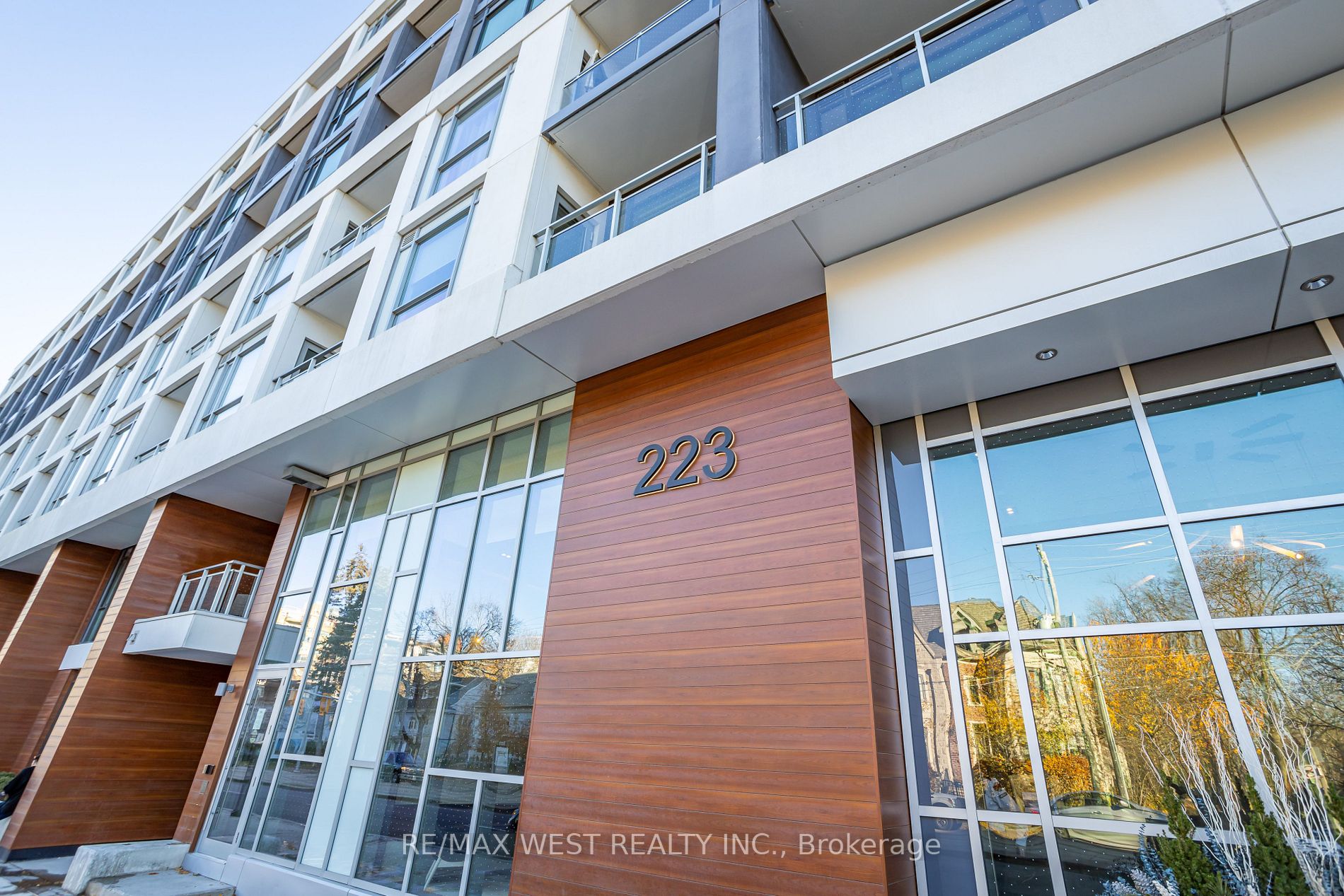 223 St. Clair Ave W, #613