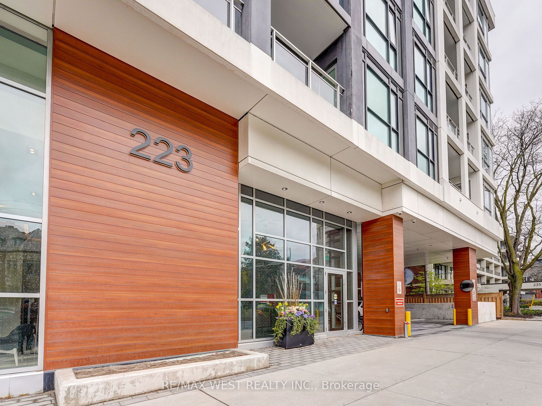 223 St. Clair Ave W, #613