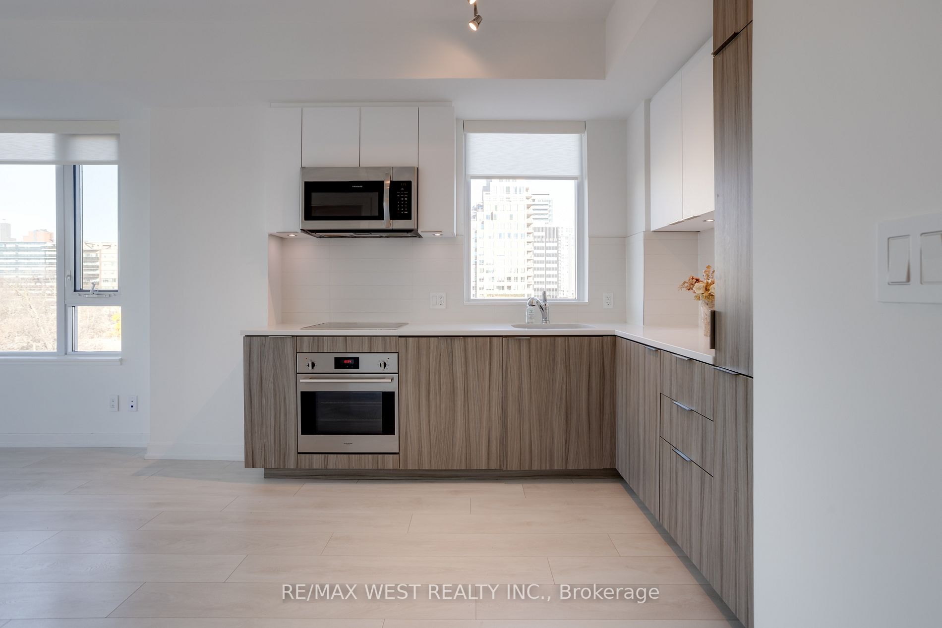 223 St. Clair Ave W, #613