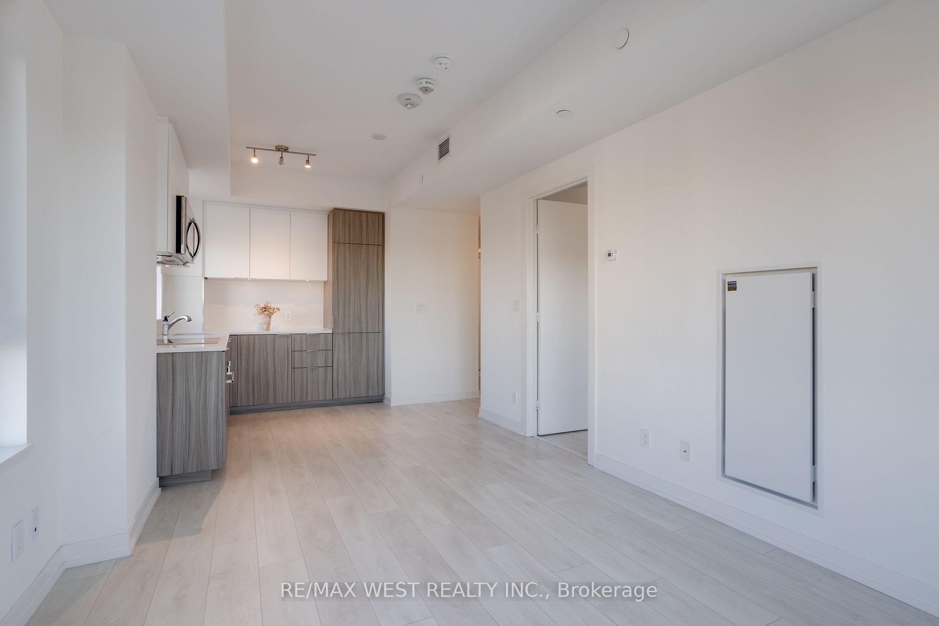 223 St. Clair Ave W, #613