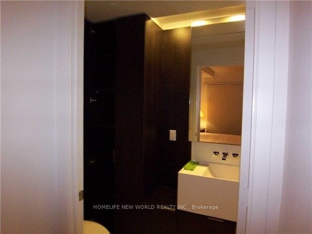 1 Bloor St E, #519