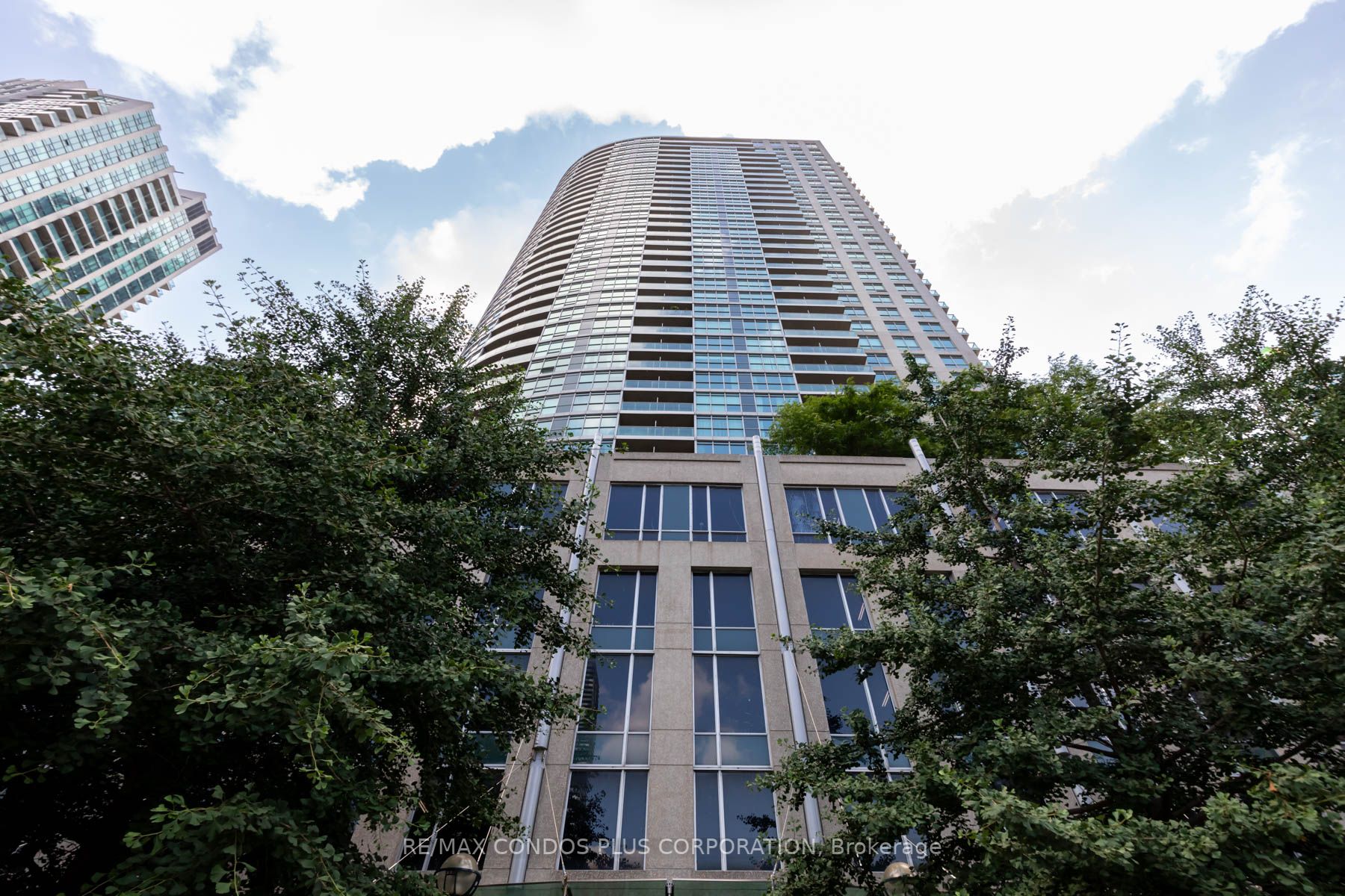 18 Yonge St, #2106