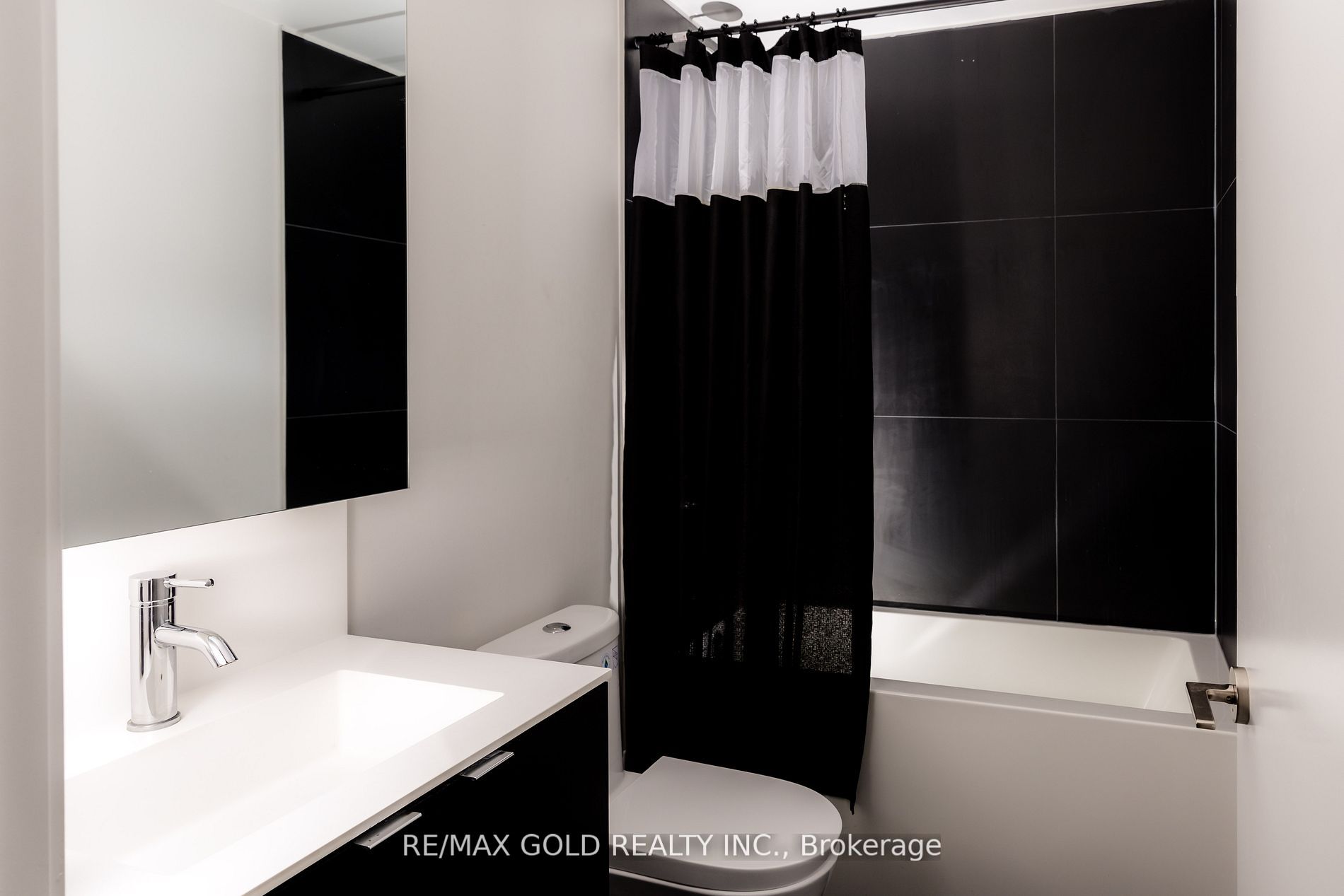 20 Edward St N, #2220