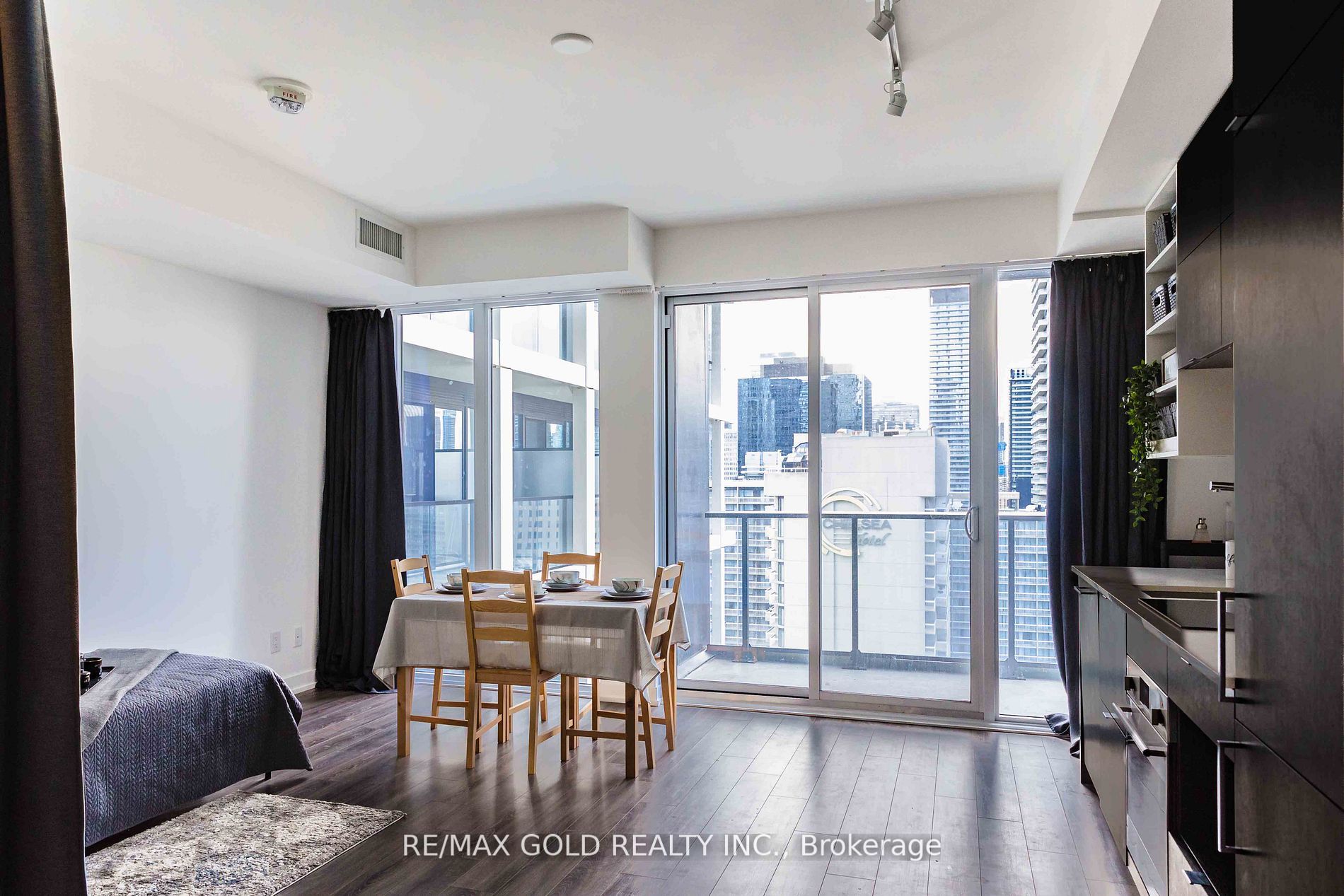 20 Edward St N, #2220
