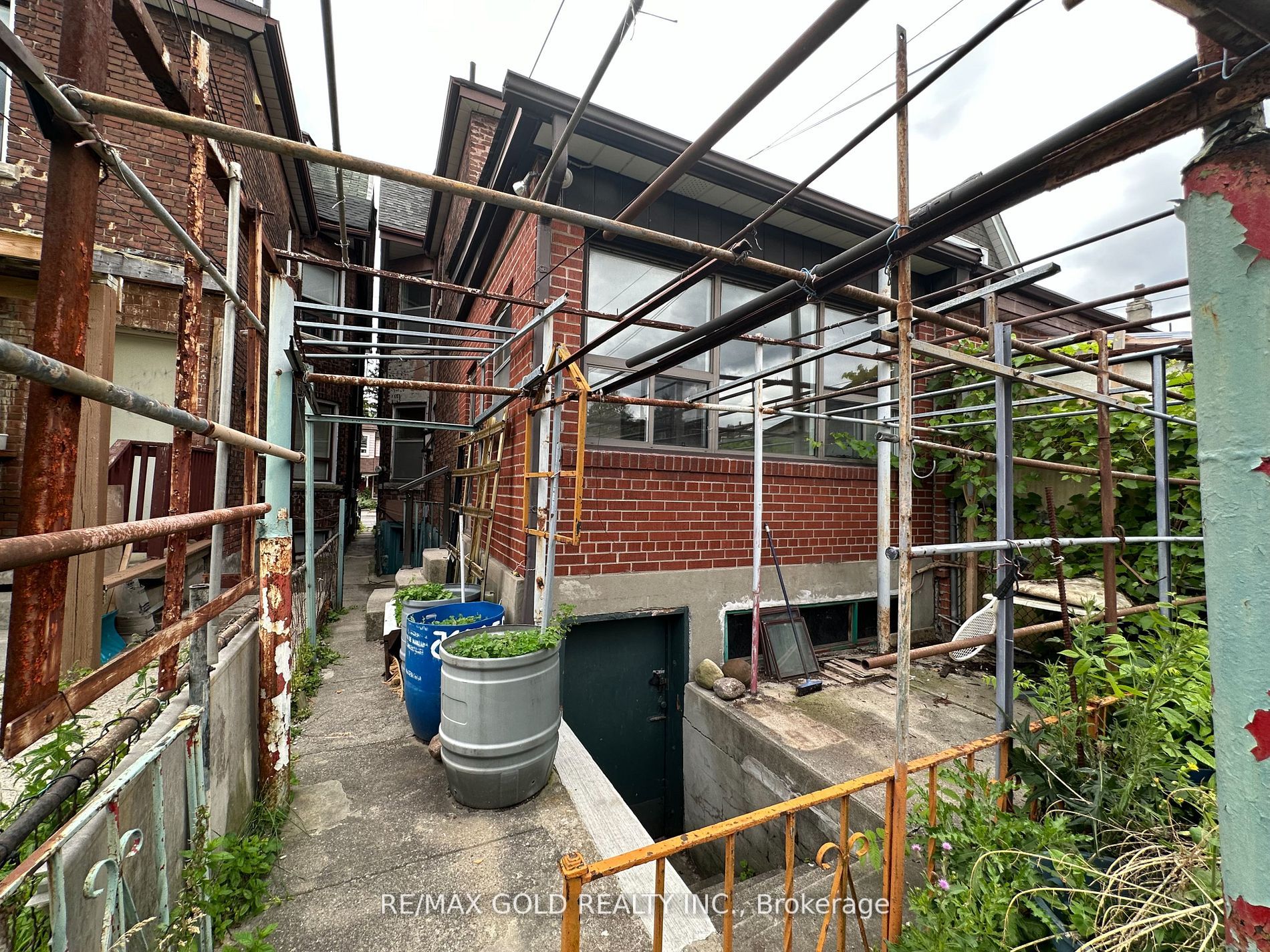 671 Ossington Ave