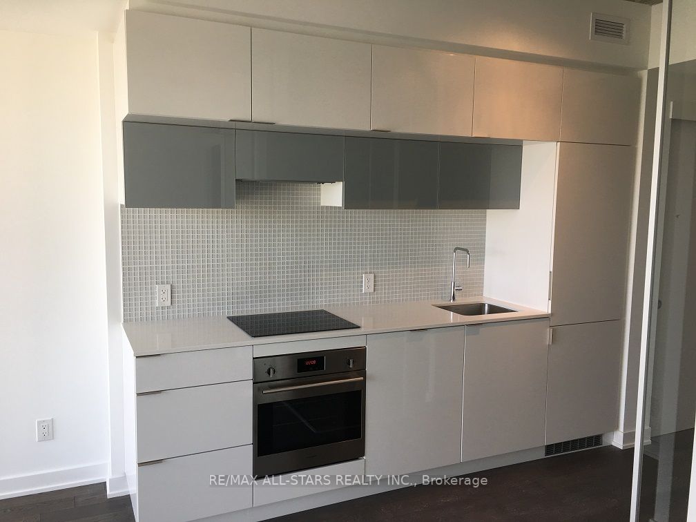 185 Roehampton Avenue, #907
