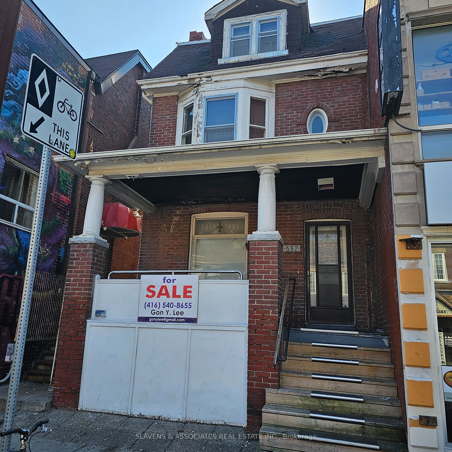 657 Bloor St W