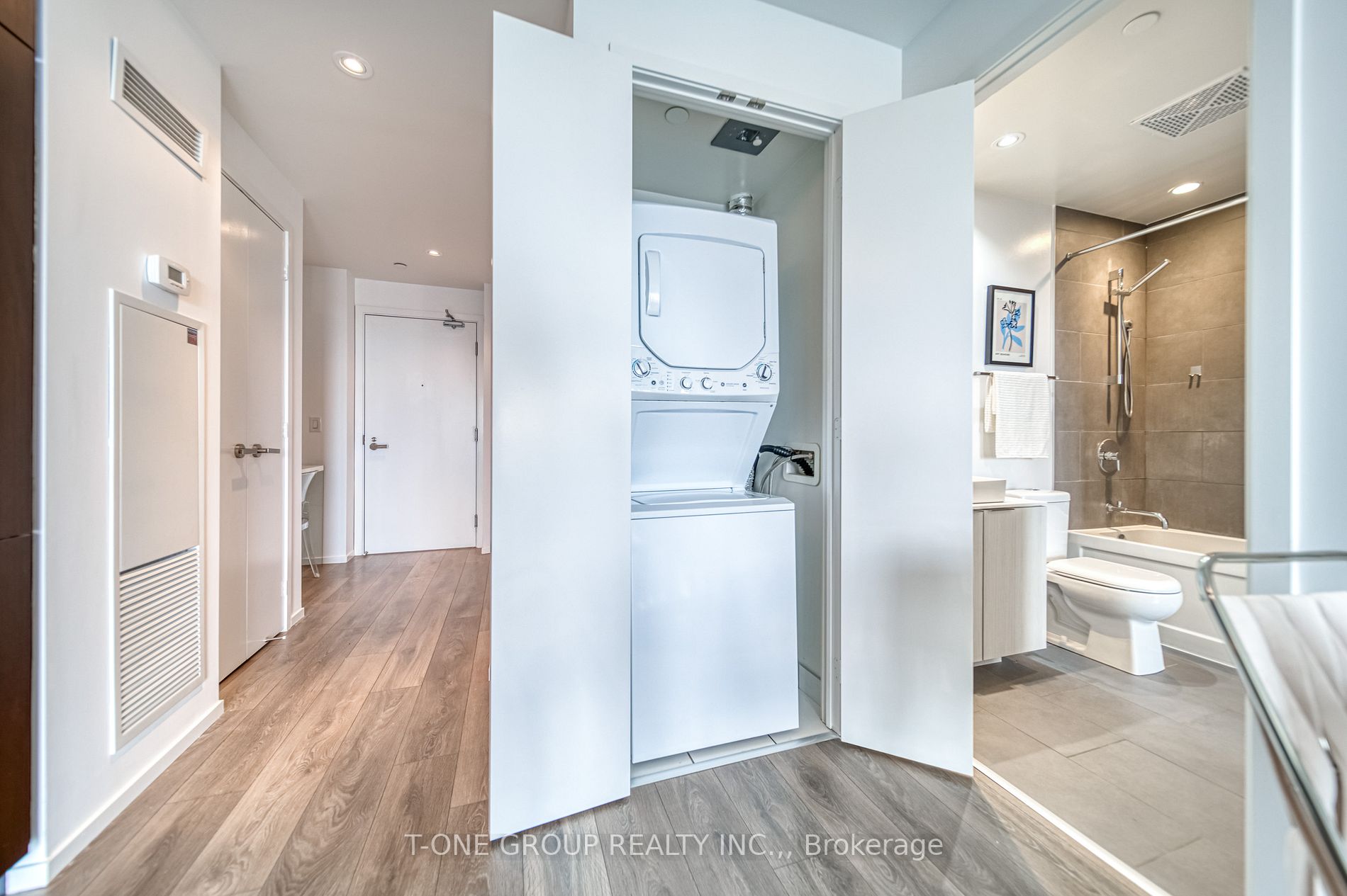 159 Dundas St E, #3402
