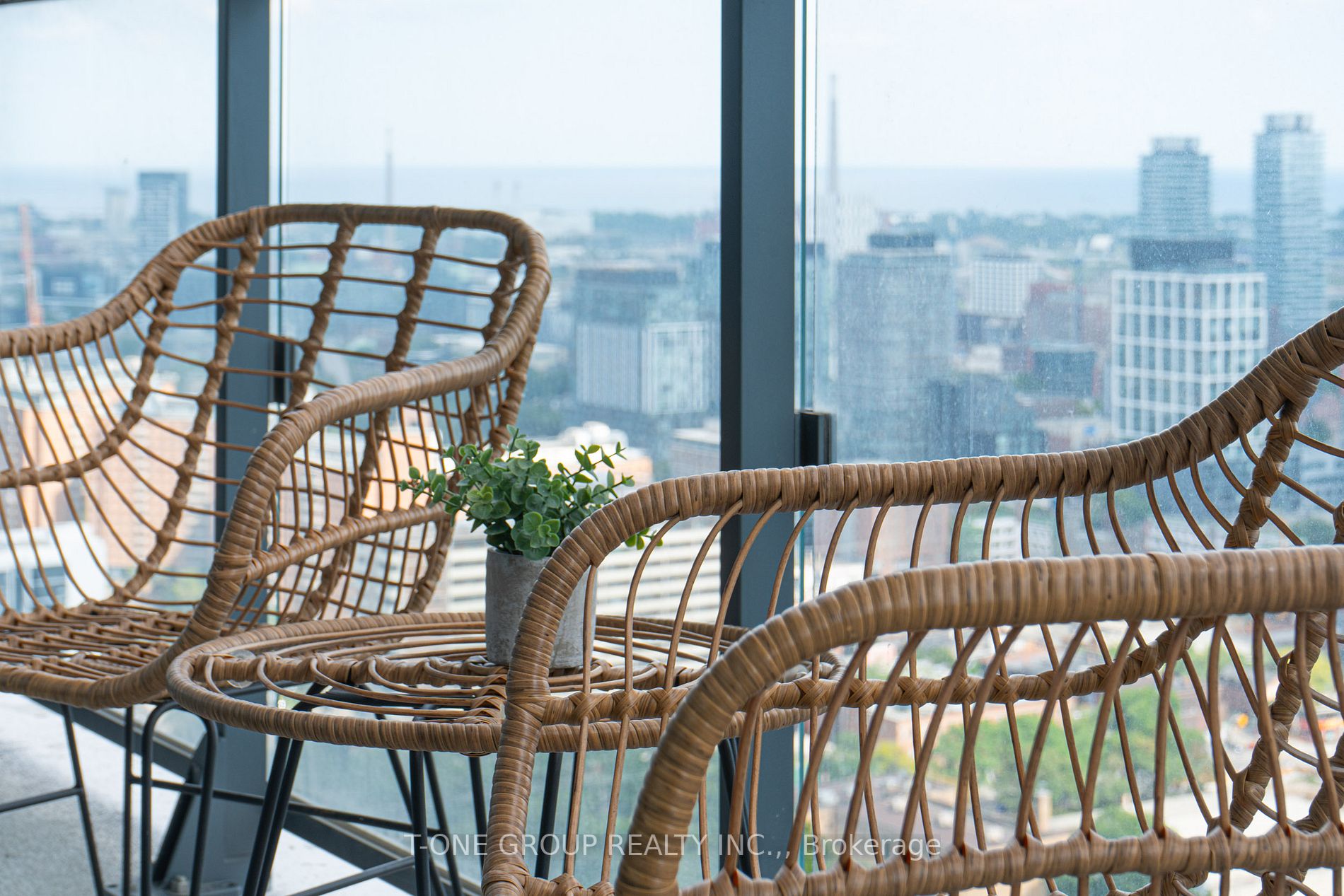 159 Dundas St E, #3402