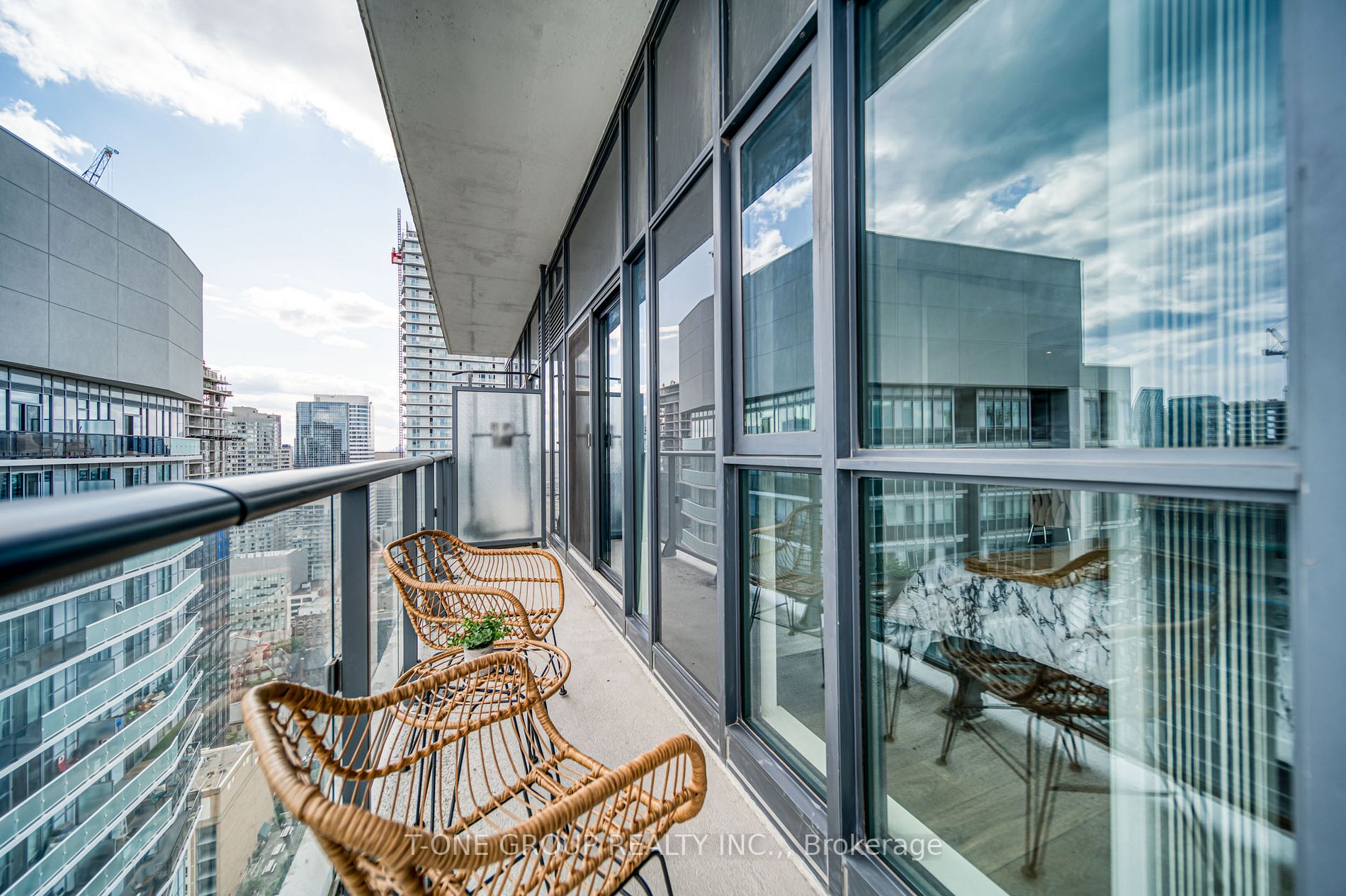 159 Dundas St E, #3402