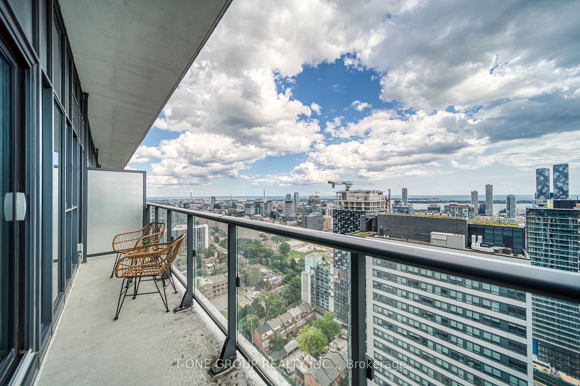 159 Dundas St E, #3402