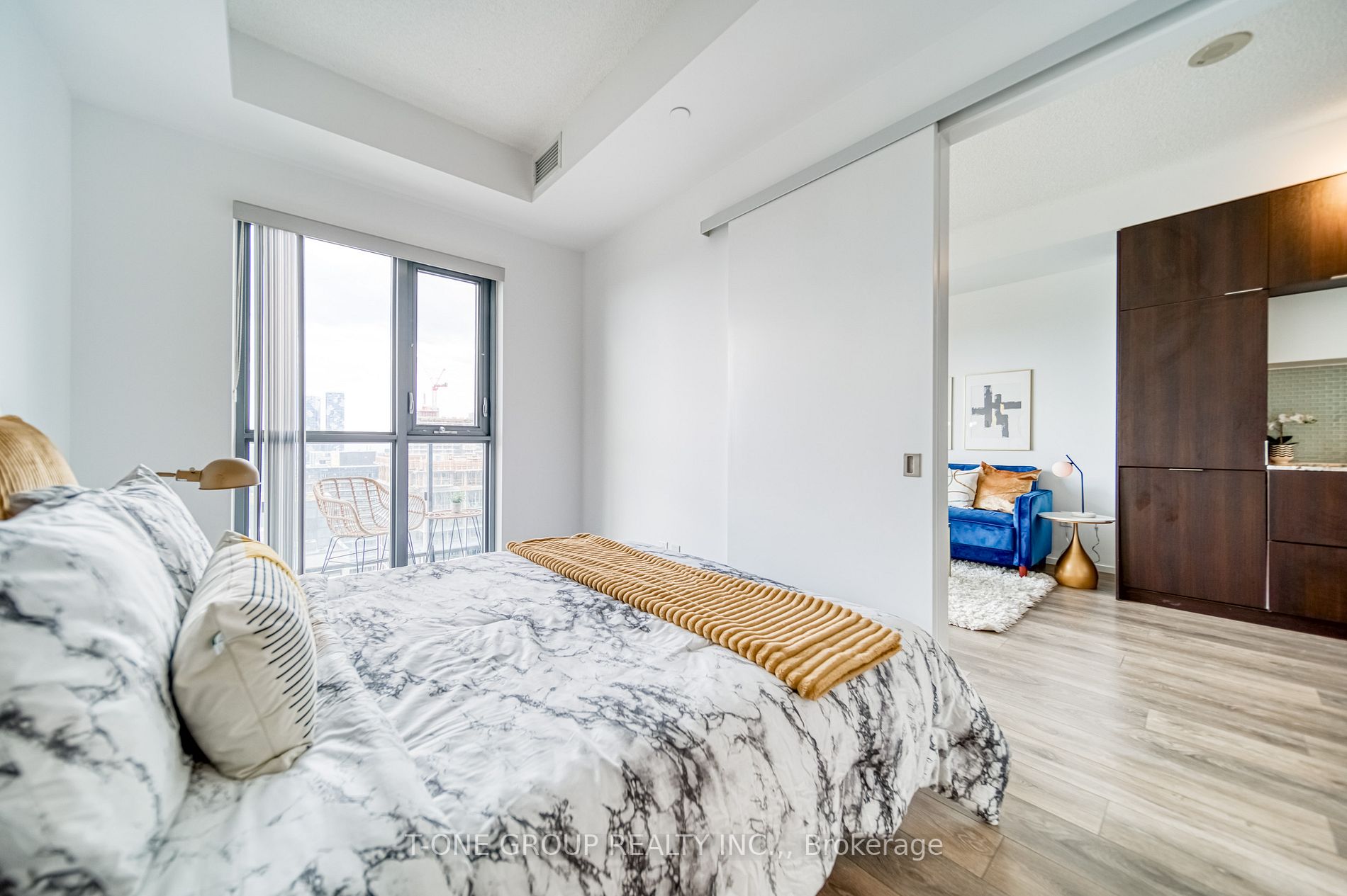 159 Dundas St E, #3402