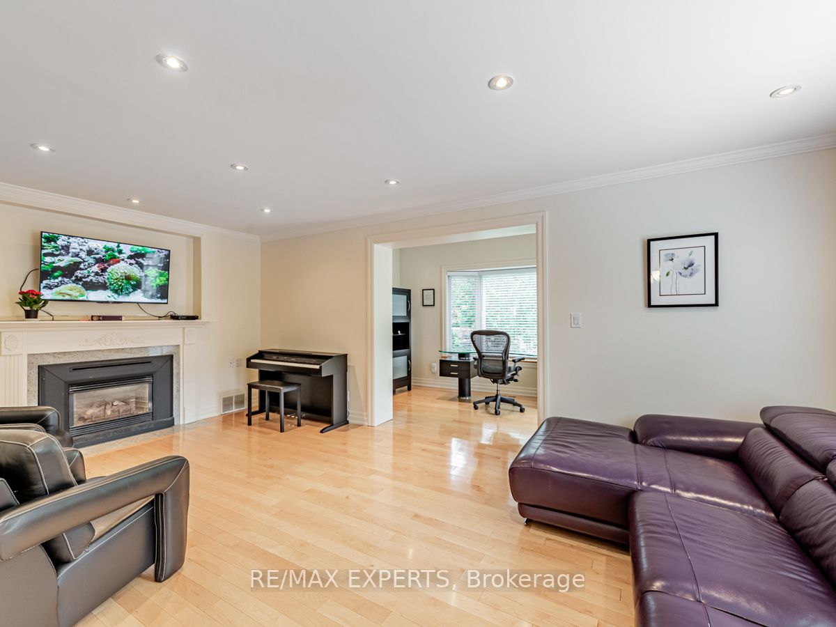 136 Chatsworth Dr