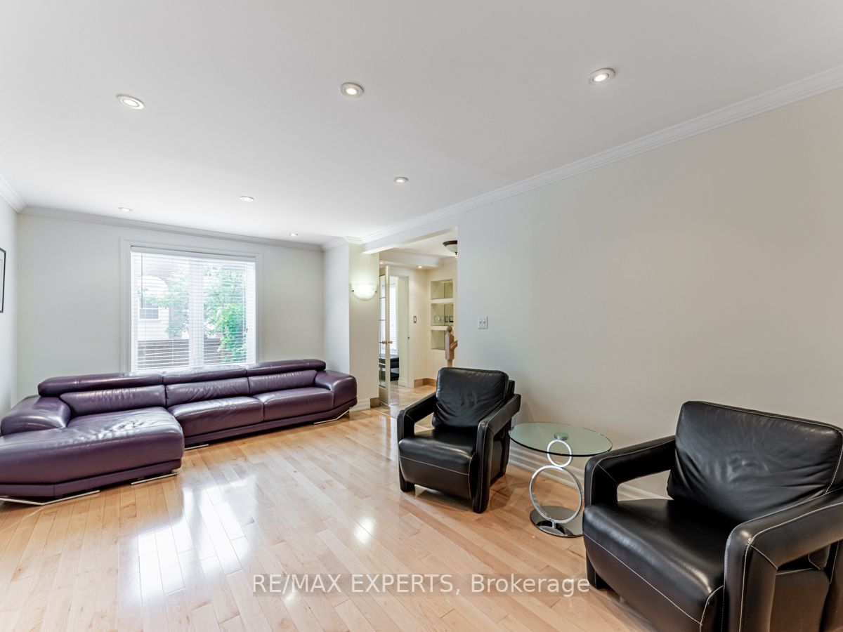 136 Chatsworth Dr