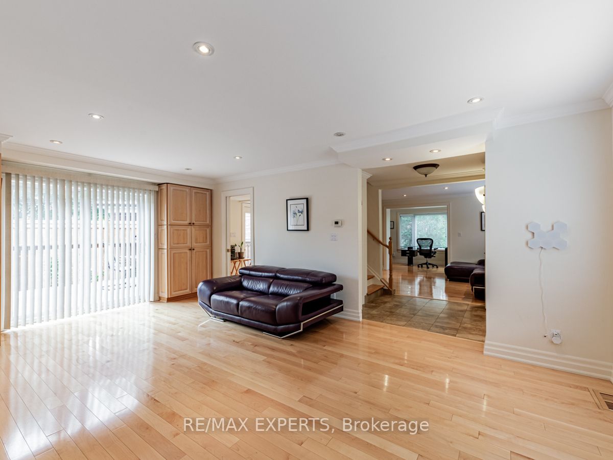 136 Chatsworth Dr