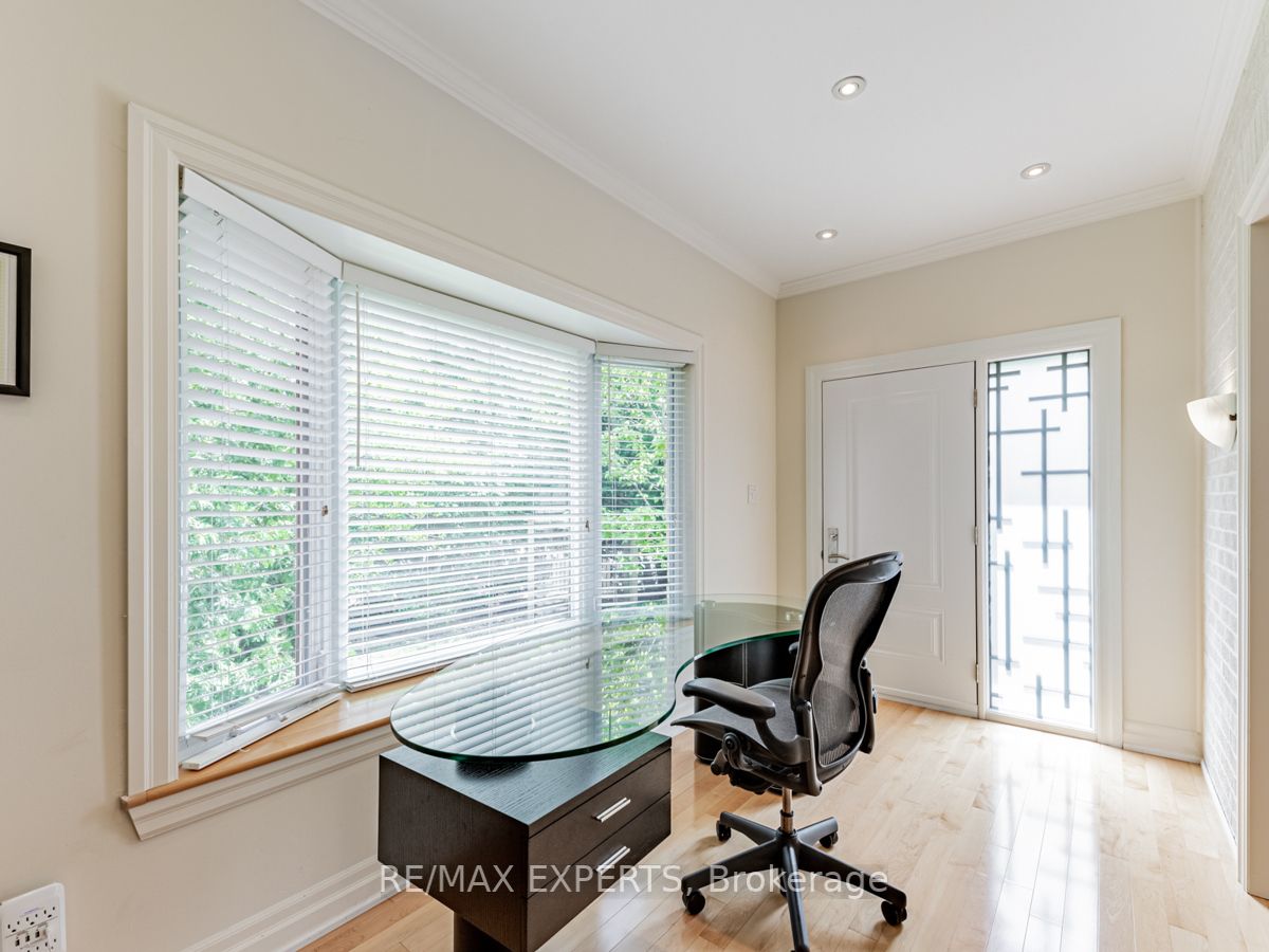 136 Chatsworth Dr