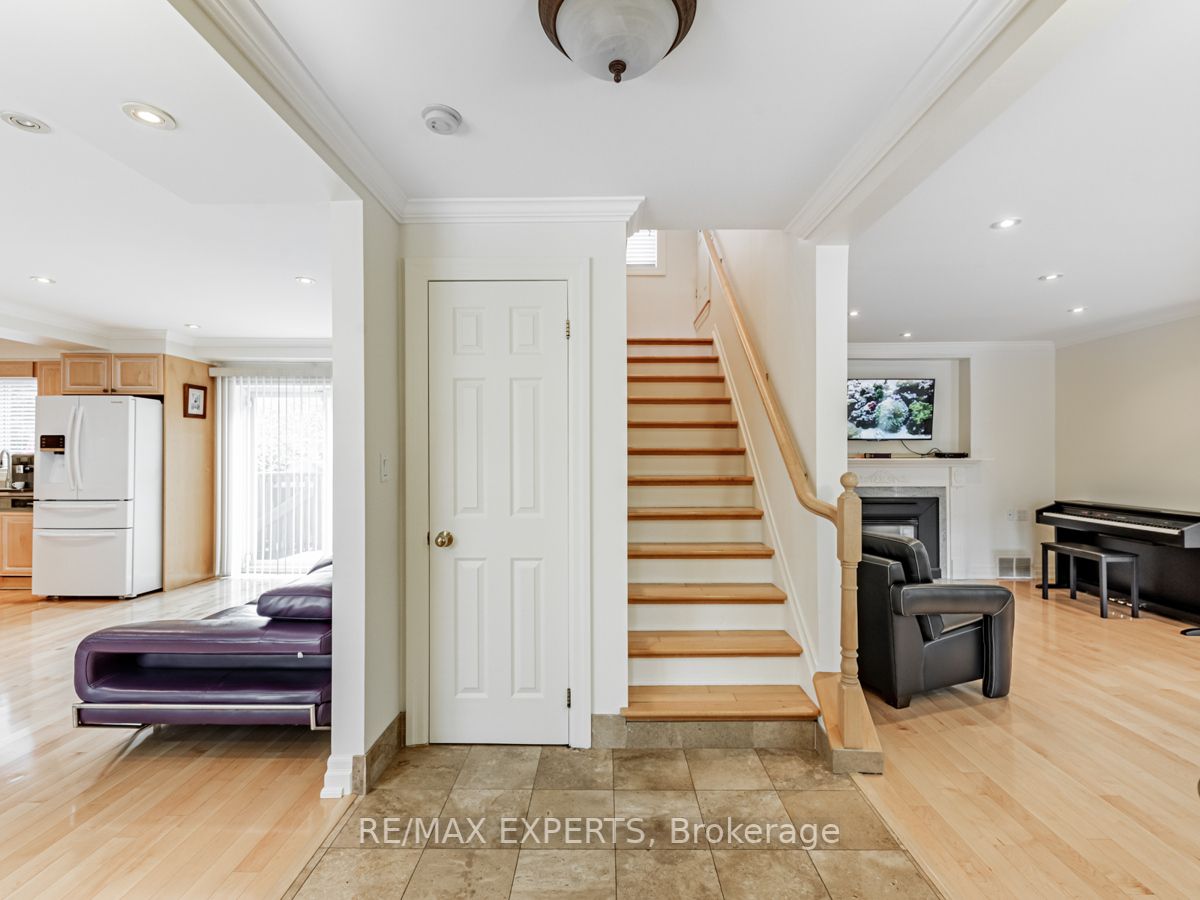 136 Chatsworth Dr