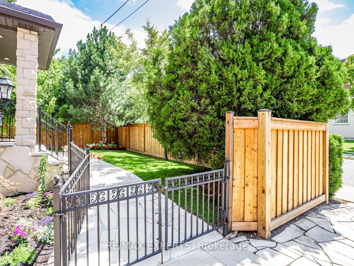 136 Chatsworth Dr