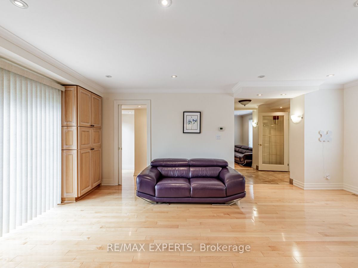 136 Chatsworth Dr