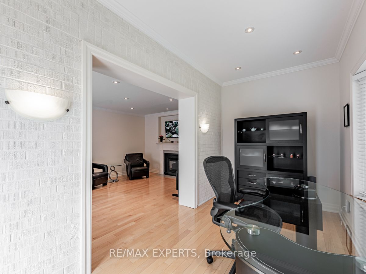 136 Chatsworth Dr