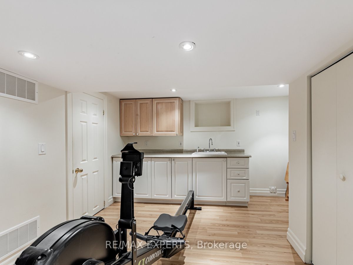 136 Chatsworth Dr