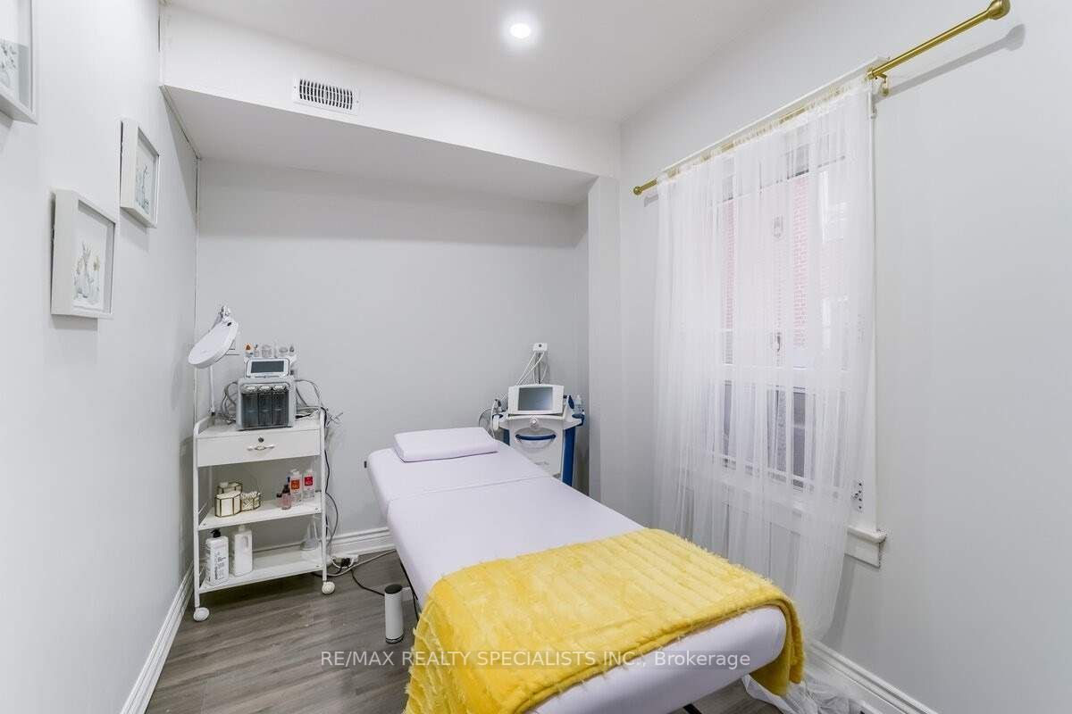 3421 Yonge St
