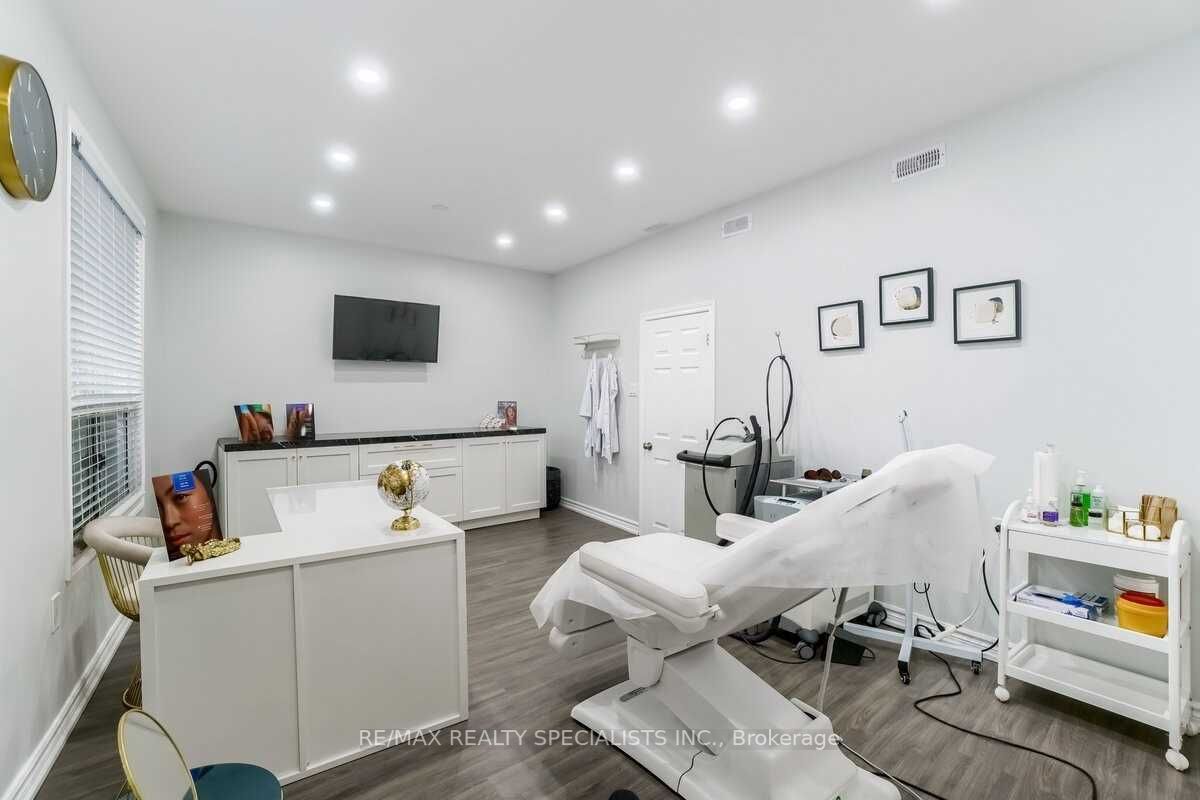 3421 Yonge St