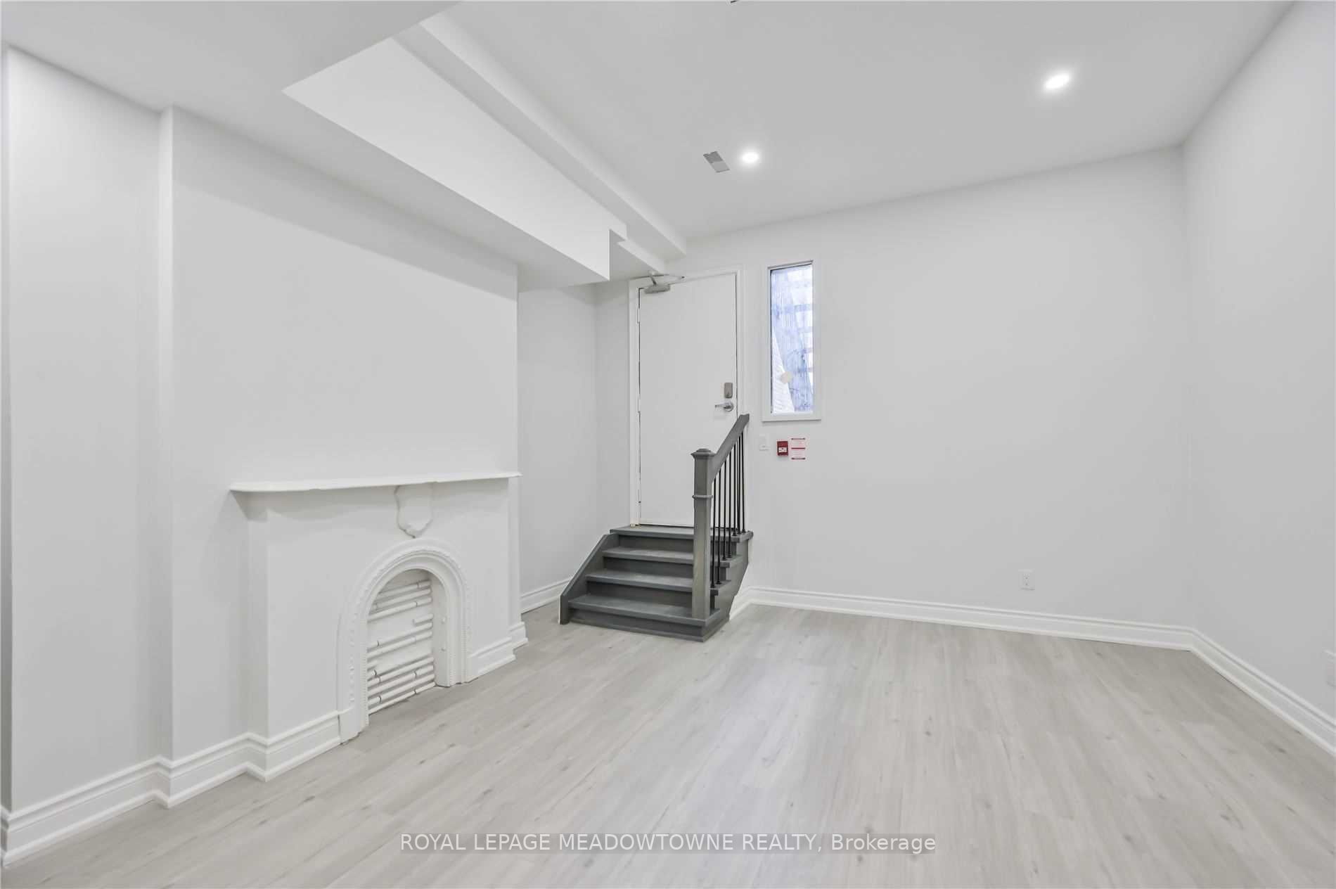 414 Dundas St E