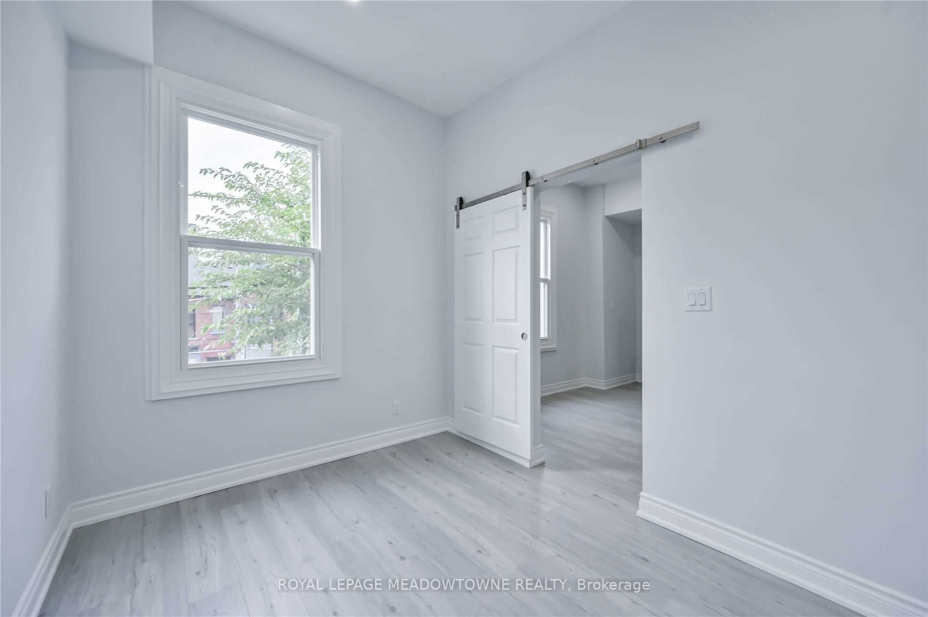 414 Dundas St E