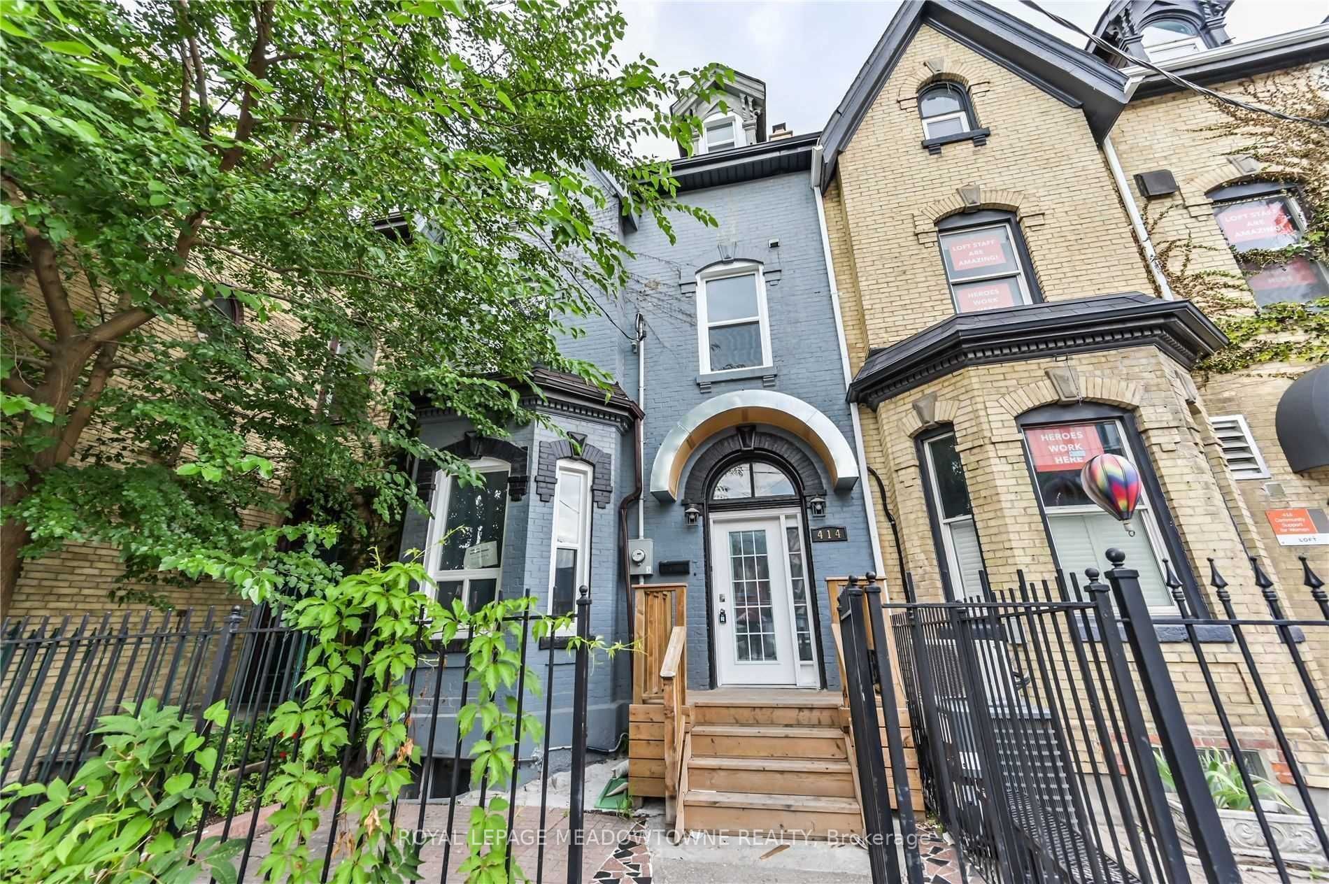 414 Dundas St E