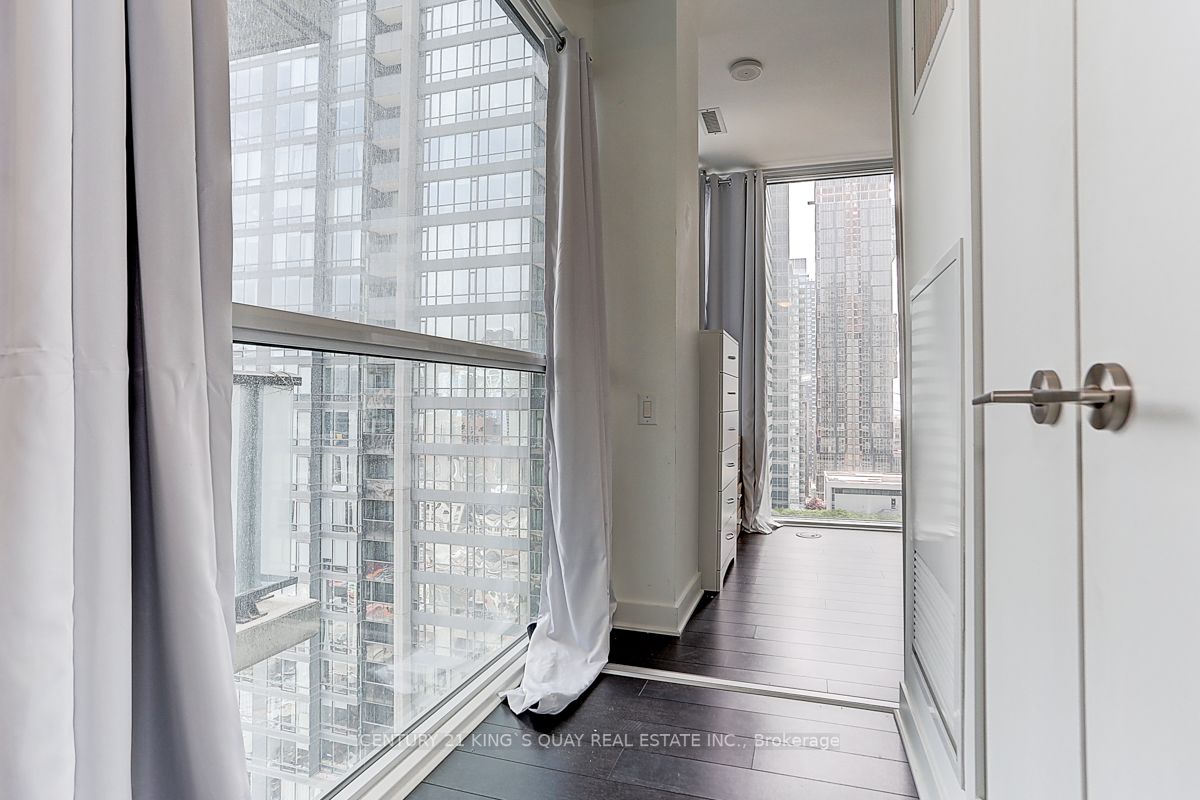 290 Adelaide Street W, #1810