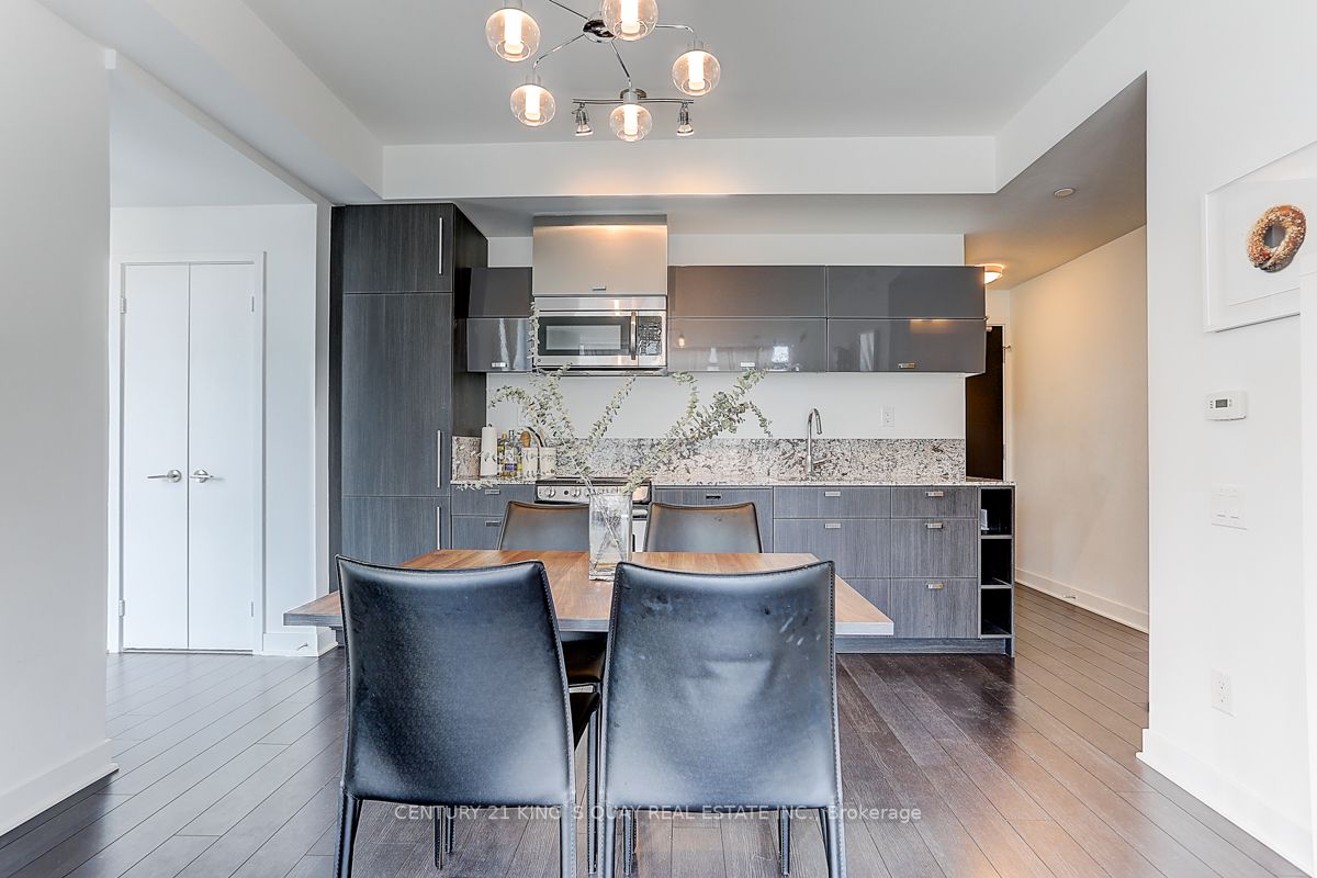 290 Adelaide Street W, #1810