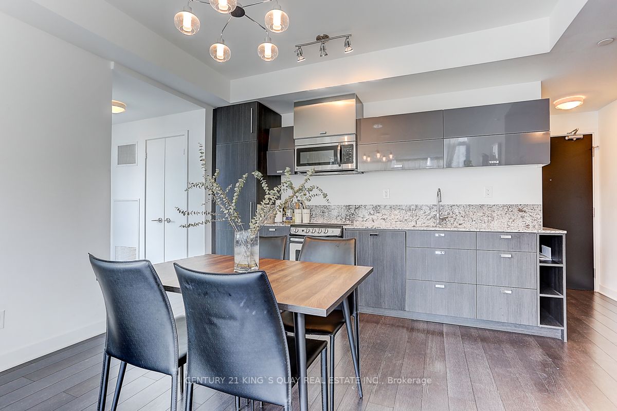 290 Adelaide Street W, #1810