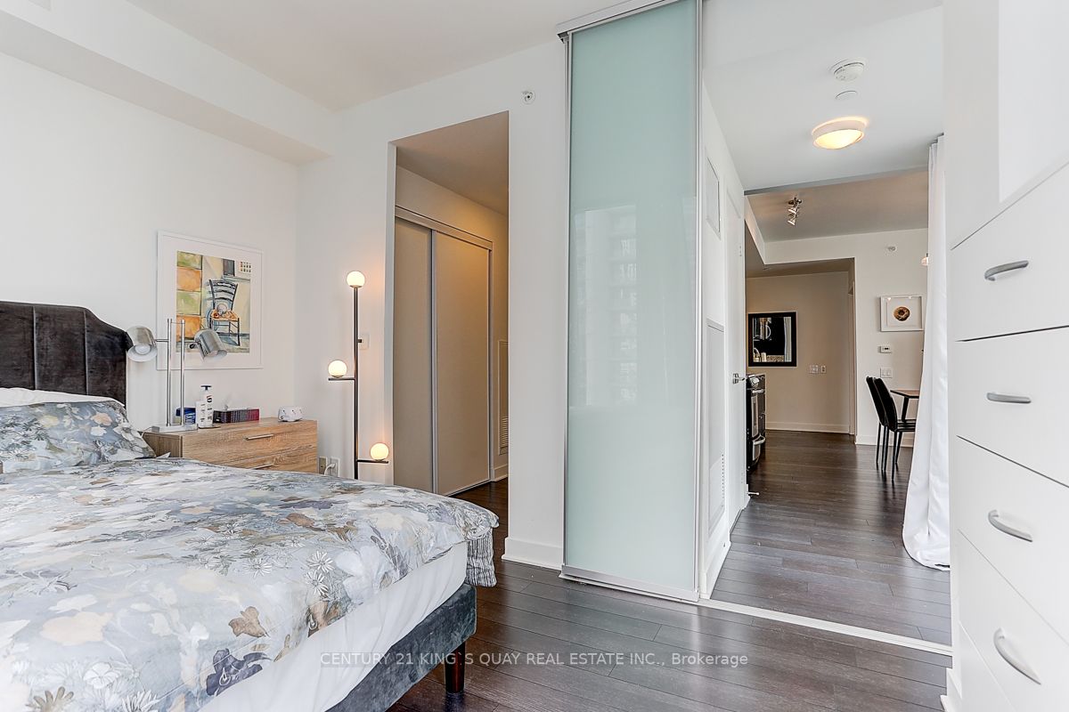 290 Adelaide Street W, #1810