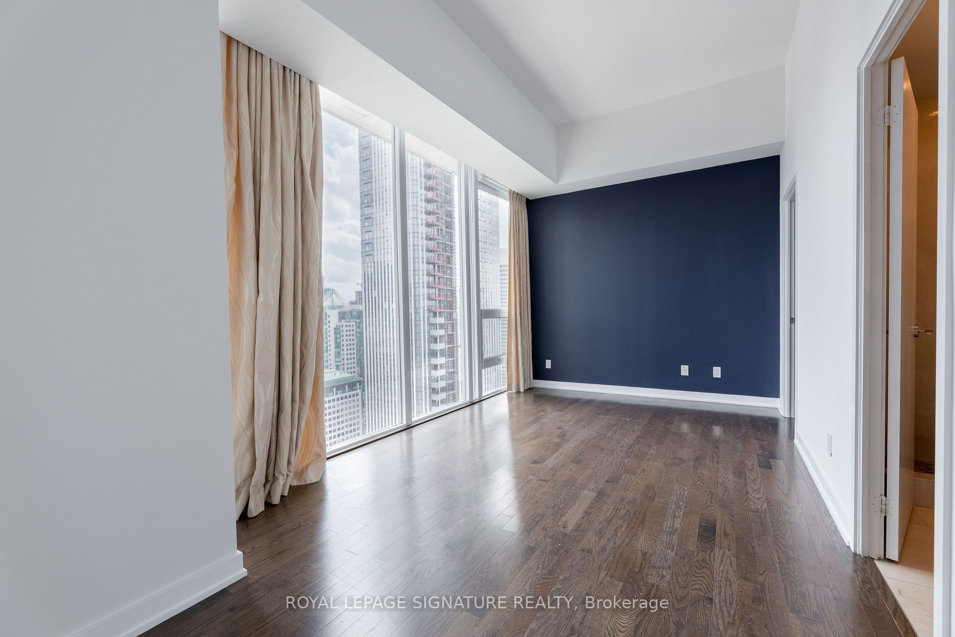126 Simcoe St, #Ph05