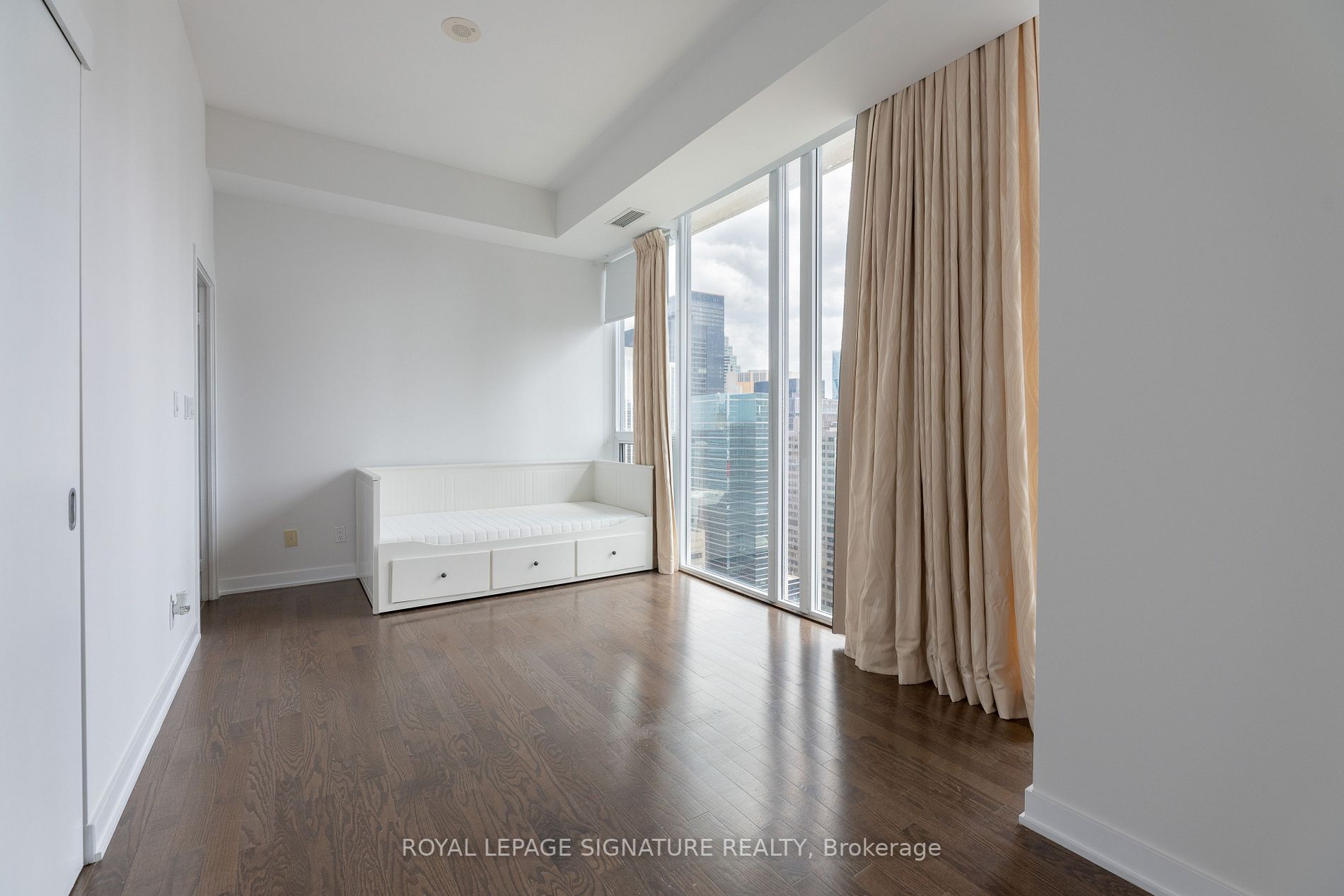 126 Simcoe St, #Ph05