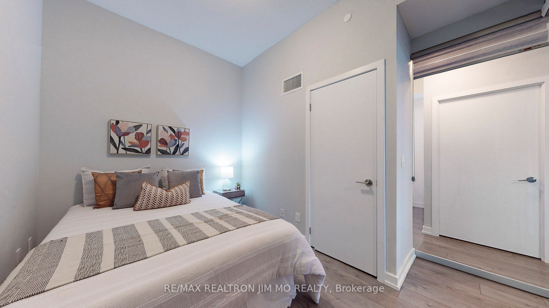 297 College St, #503