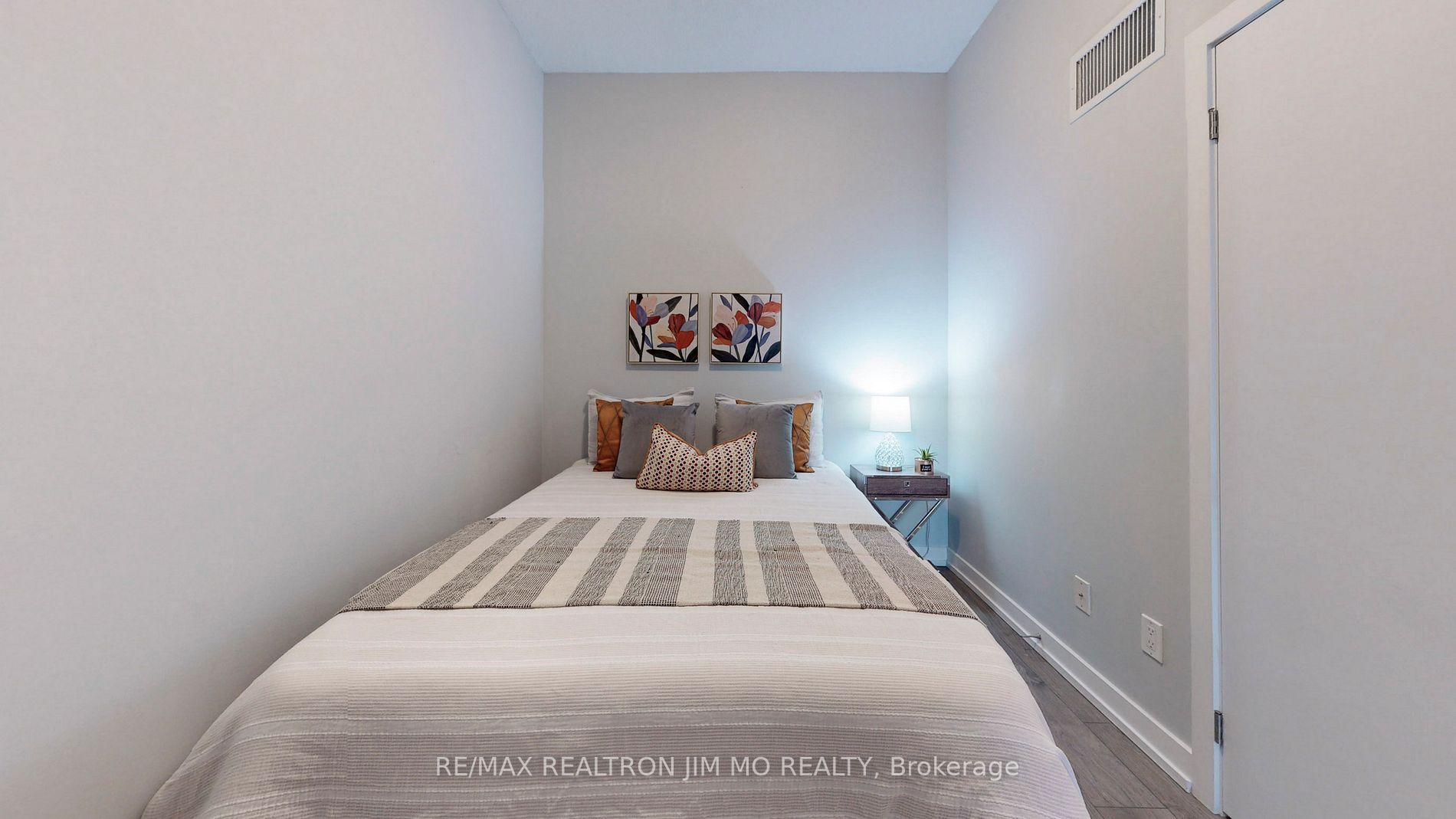 297 College St, #503