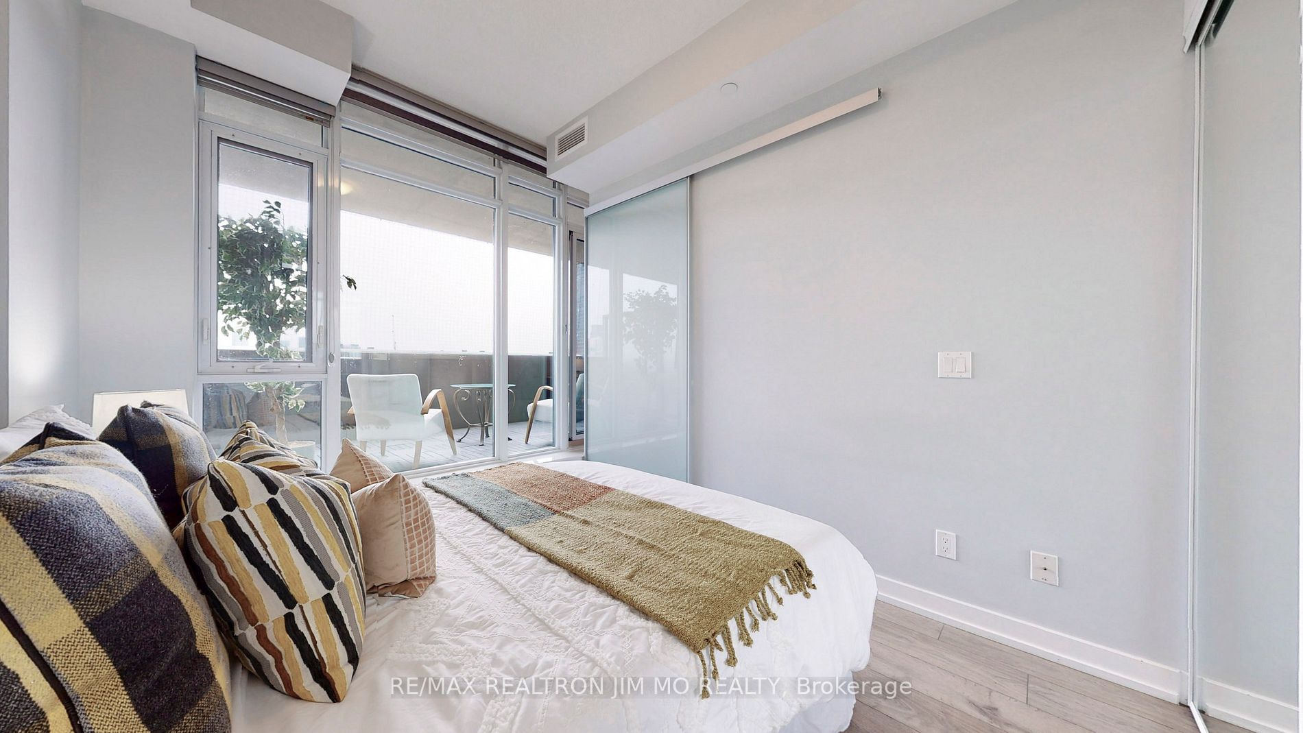 297 College St, #503