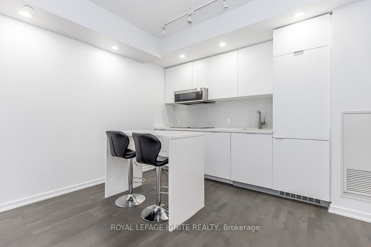 60 Colborne St, #221