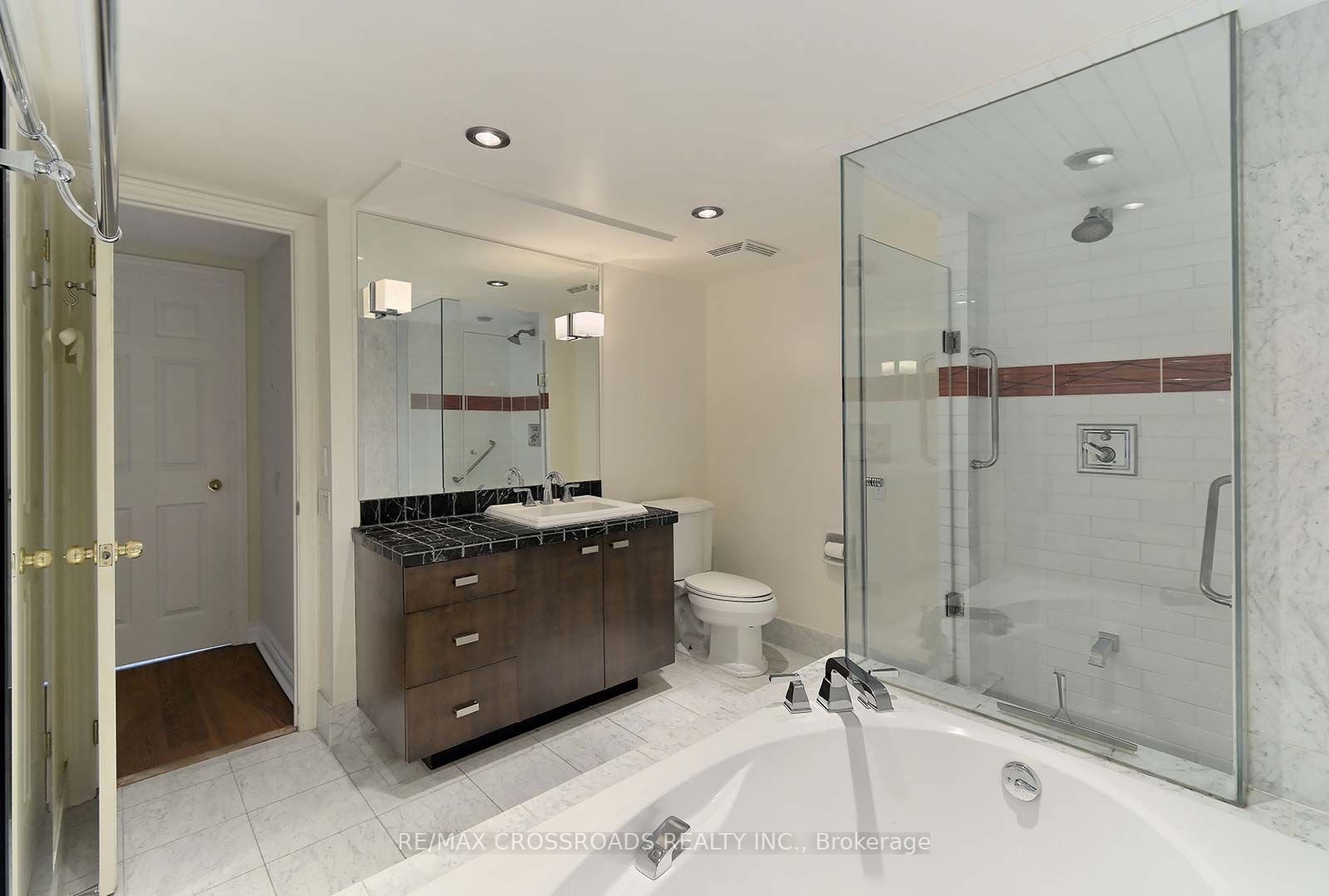 1177 Yonge St, #403