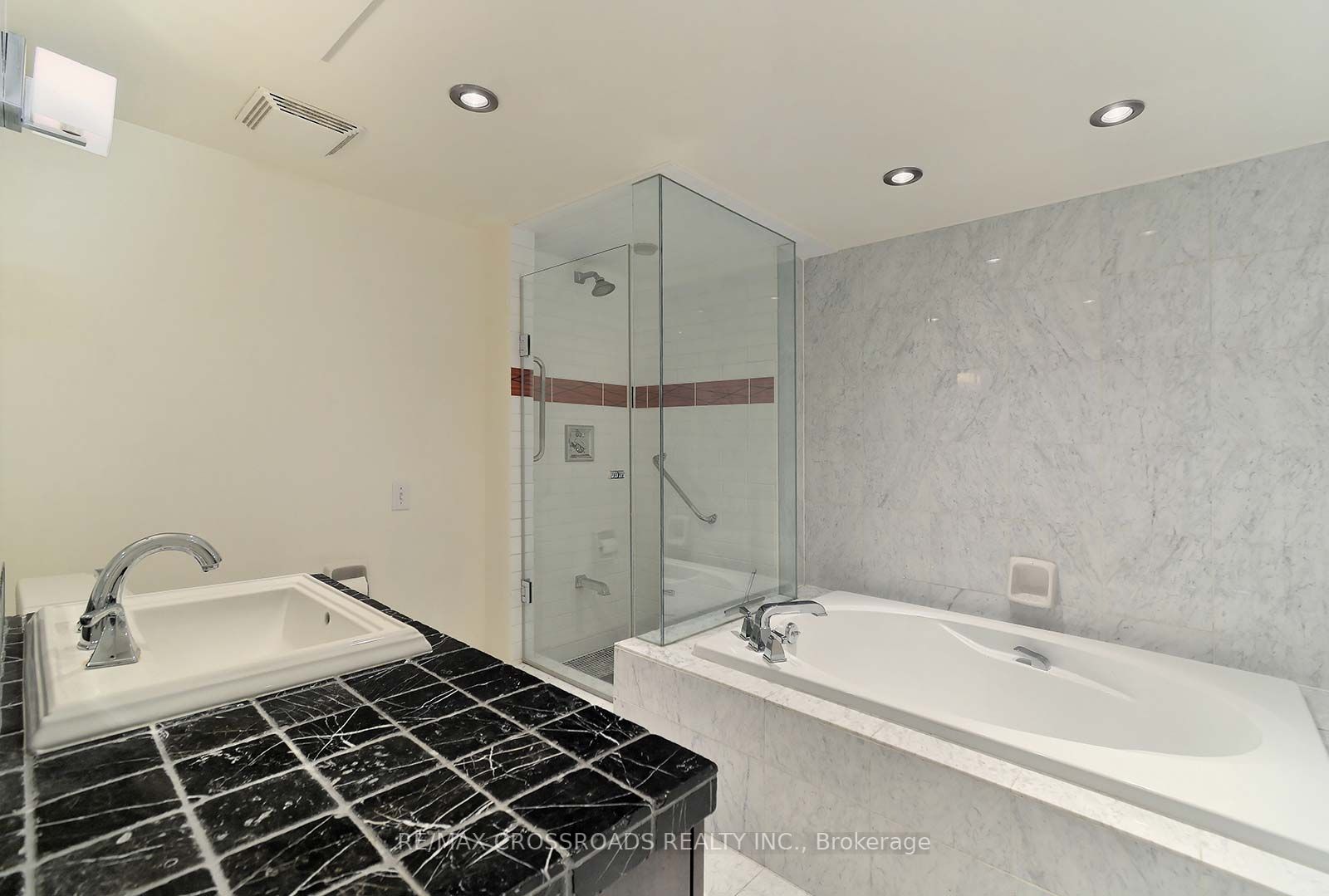 1177 Yonge St, #403
