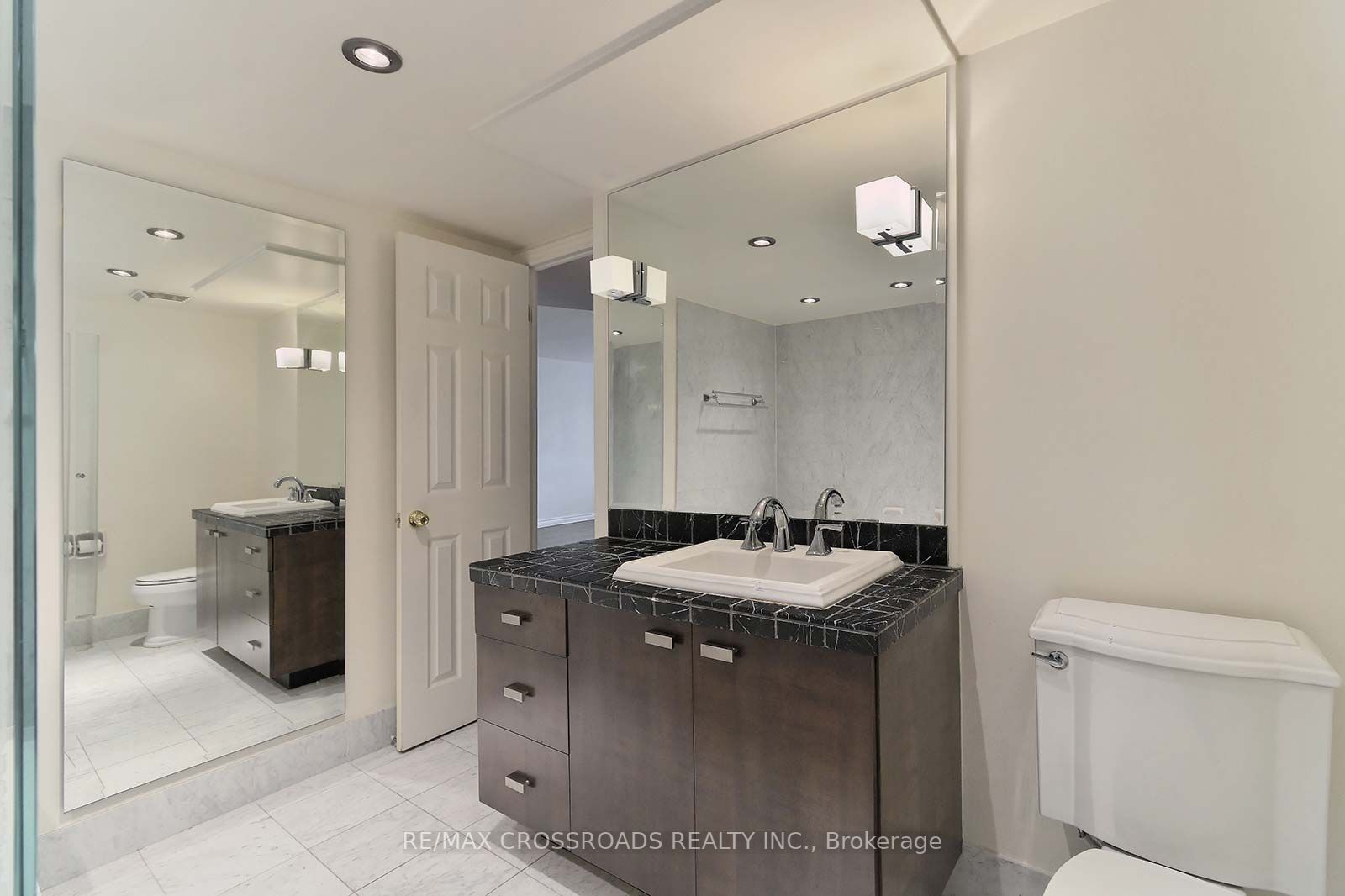 1177 Yonge St, #403