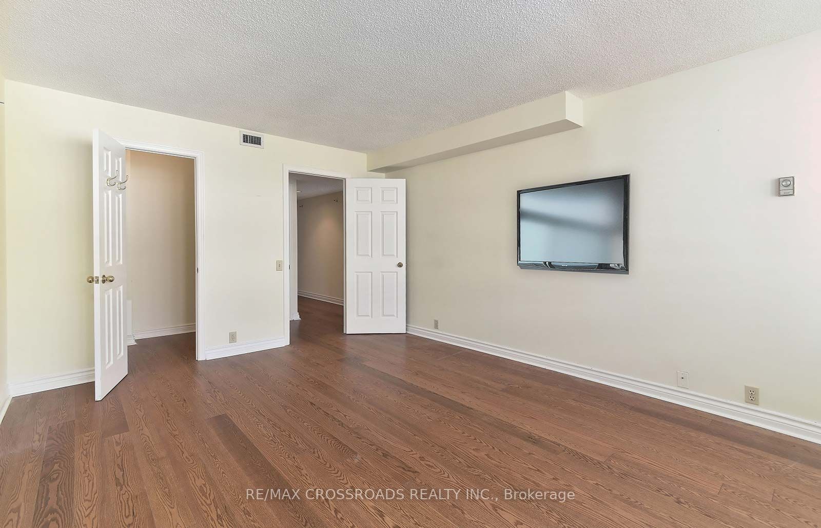 1177 Yonge St, #403