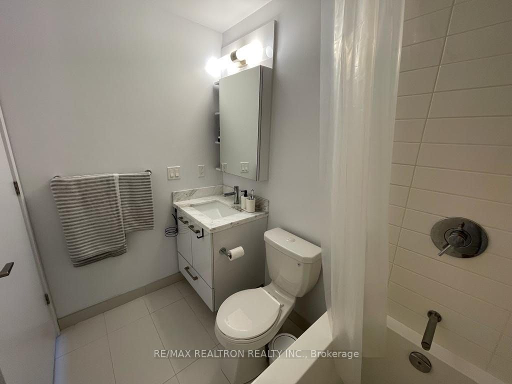 2221 Yonge St, #5103