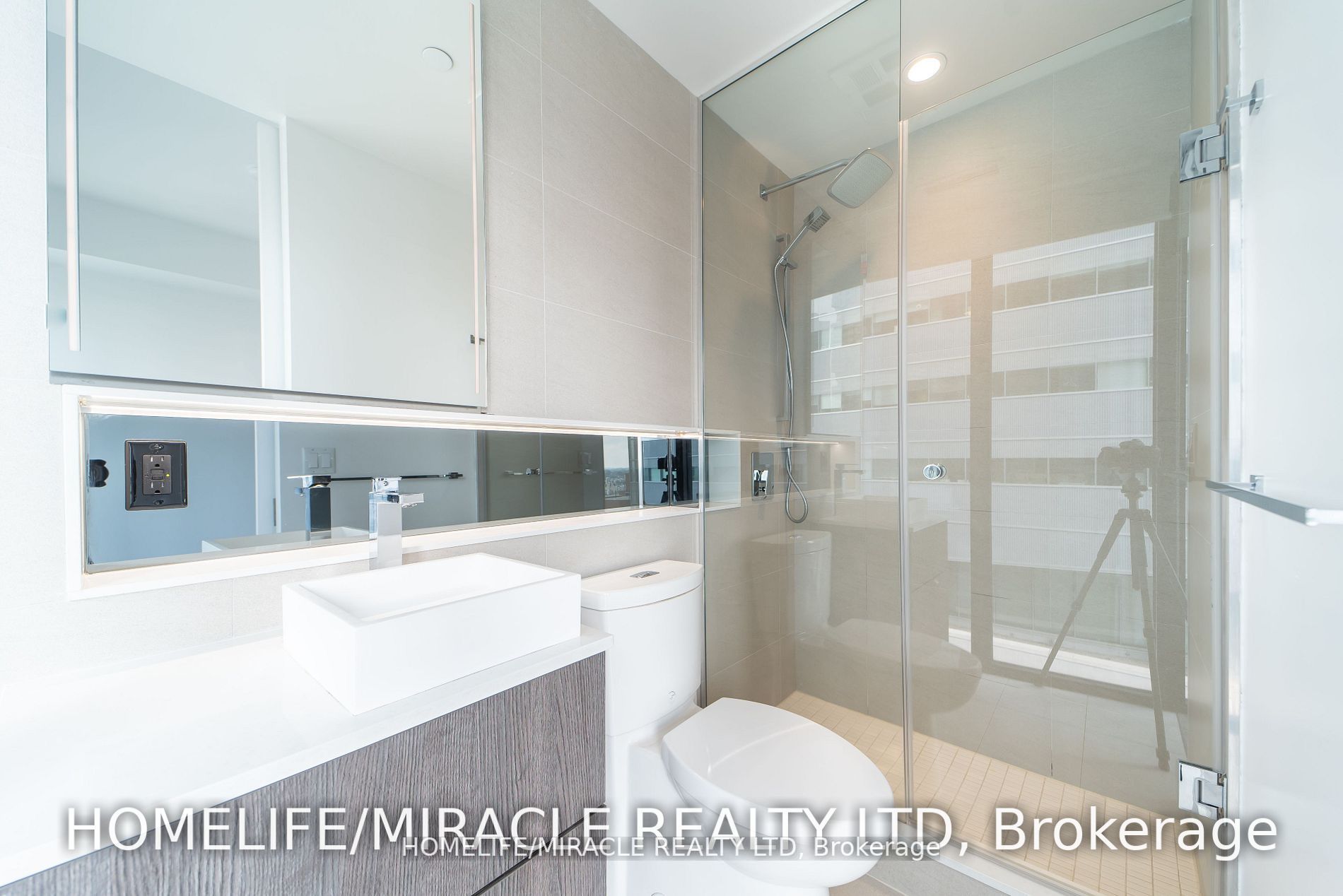 215 Queen St W, #1405