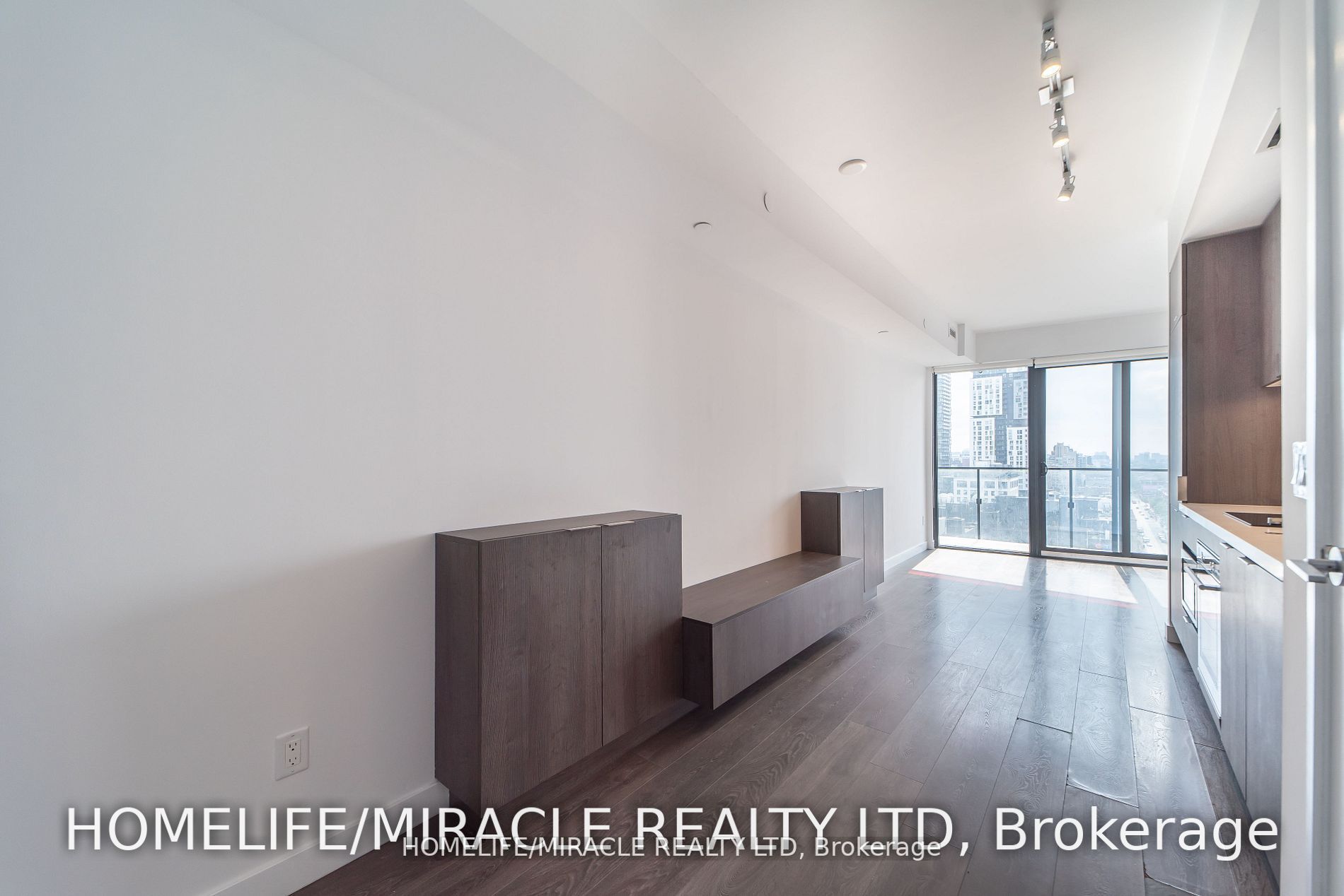 215 Queen St W, #1405