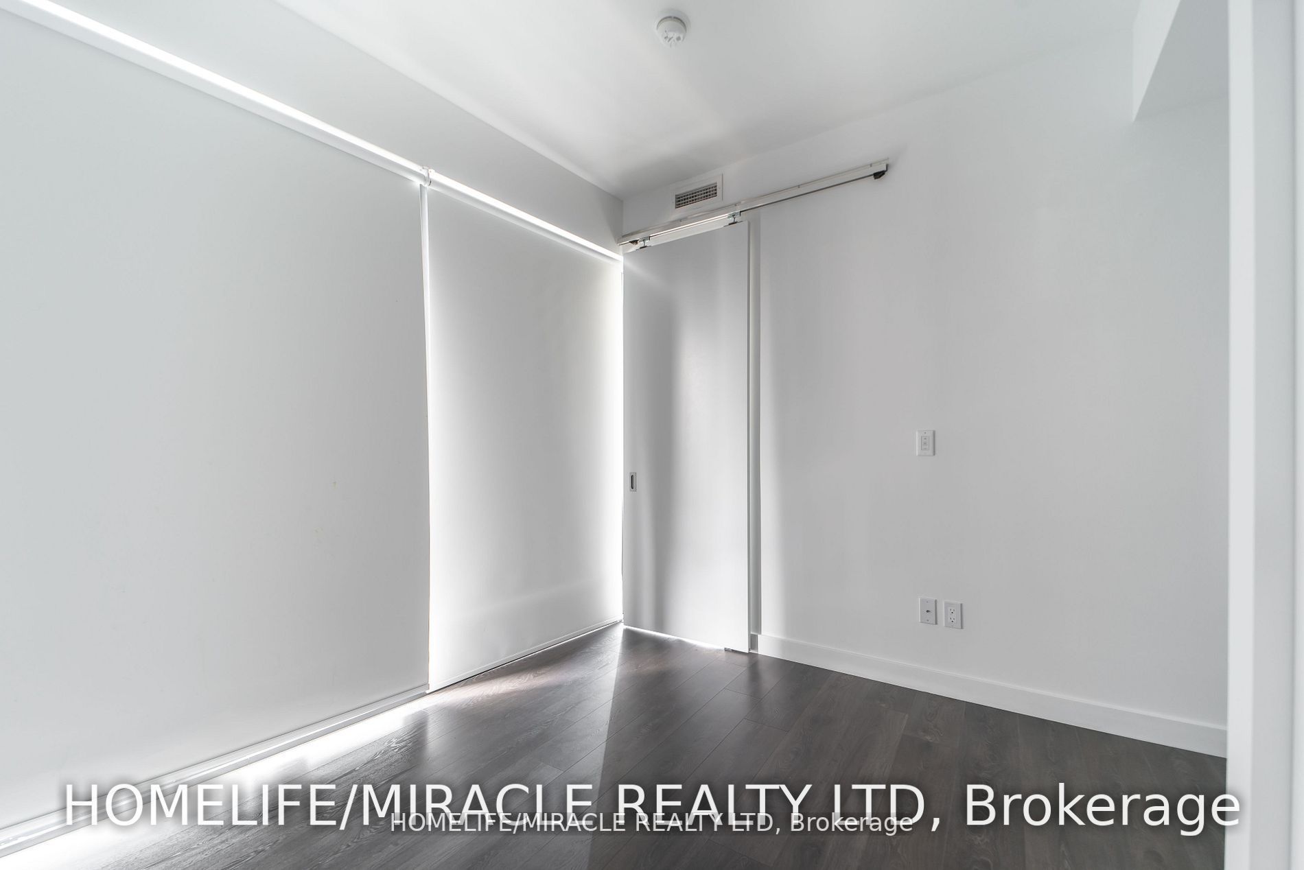 215 Queen St W, #1405