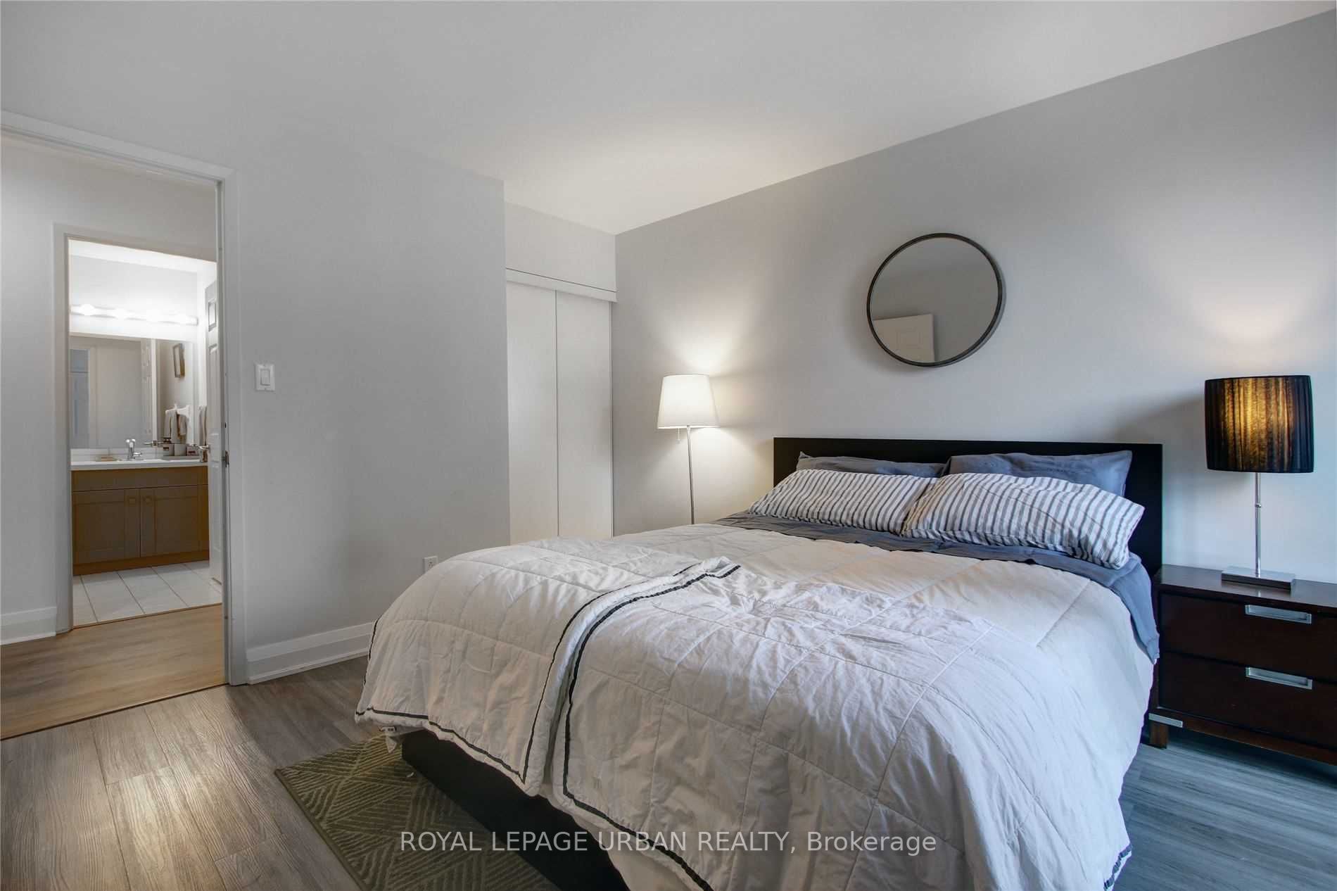8 Wellesley St E, #803
